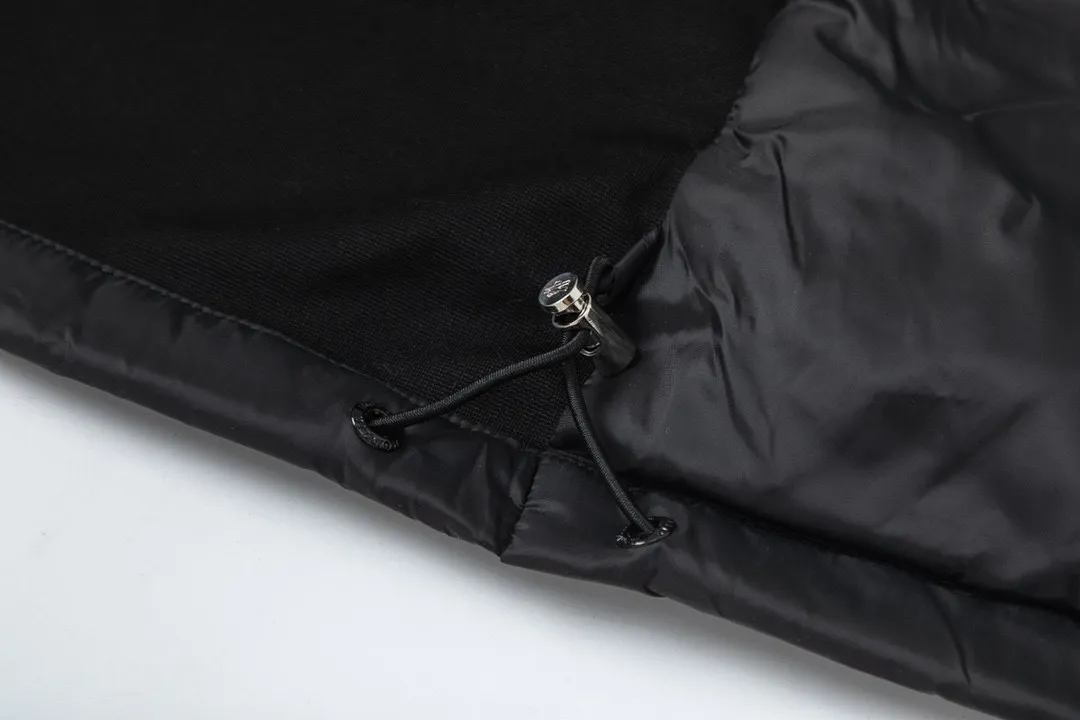 P620 (with dust bag) Moncler/muzzled new arrival Stand collar spliced air cotton down jacket Customized yb windproof and waterproof nylon material White goose down filling The whole piece is light and warm Stand collar design is fashionable and does not look bloated Classic rectangular texture splicing Air cotton sleeves Back and shoulders Iconic brand seal decoration presents the brand concept Regular slim version is different from the large version Black versatile fashionable white gentle temperament 2 colors are classic versatile colors integrating warmth and fashion Get rid of the traditional bloated down for southern babies in autumn and winter. One piece can be worn alone by northern babies in early autumn. Customized fabrics and accessories for winter layering. Check the correct version. Filling standard: national standard 90 down filling, same style for men and women. Color: black/white. Size: S M L XL