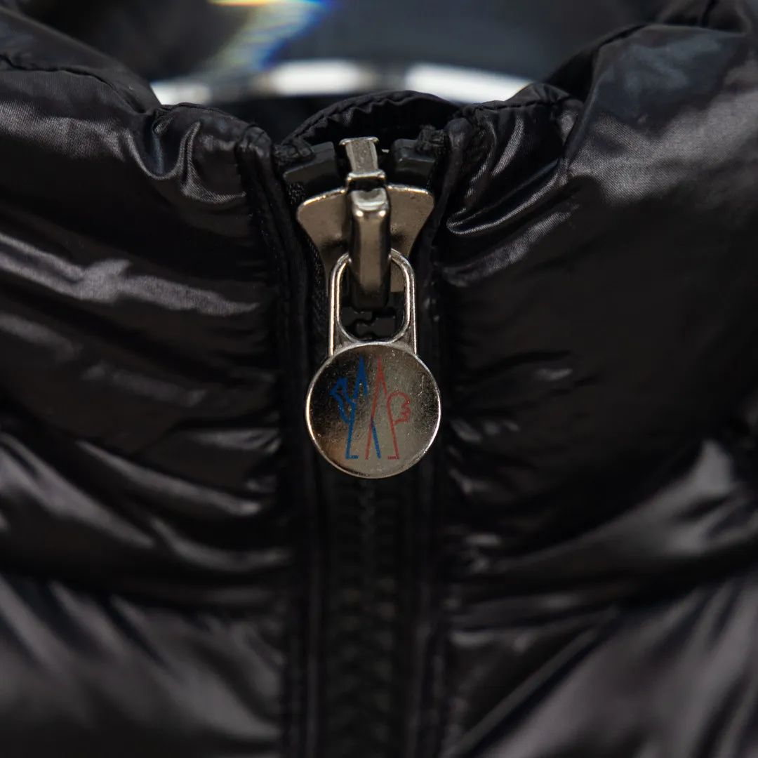 P760 💰zp version [Exclusive supply] New 24maire down ⬆️Moncler Maire women's short down jacket interprets Mayan classics Fabric: Technical nylon lacquer surface Customer-supplied fabric Highly fluffy and over-standard 90 down filling Maire down jacket is specially designed for those who like well-designed basic items. It is a classic Moncler style and a popular product. Made from iconic patented nylon, the Maire down jacket is a classic Moncler womenswear piece, with a short silhouette and timeless design. Made from patented nylon in a comfortable fit, it features a removable hood and performance details for comfort and warmth. ⚠️Made of patented nylon ���️Patented nylon lining ⚠️White goose-filled down ⚠️Detachable hood with snap buttons ⚠️Zip closure Zippered pockets ⚠️Adjustable snap-button sleeves Color: Black White Gray Pink Size: 0 1 2 3 Number: MM10586