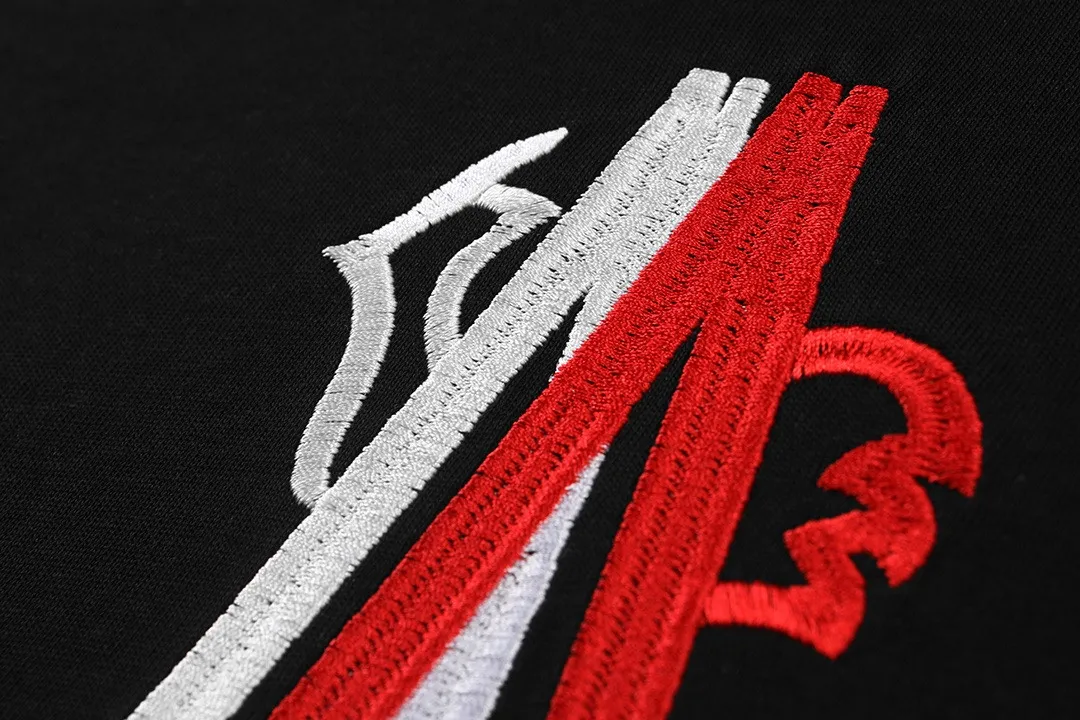 P150 Moncler 2026 official website new model Imported high-density heavy-duty embroidered letter logo Customized small armband Same style for men and women Short-sleeved T-shirt ·Customized 300g 100% double yarn pure cotton fabric ·Dyeing 32 double-strand threads ·Collar label, hangtag, main mark and three complete labels Color: black Size: XS S M L