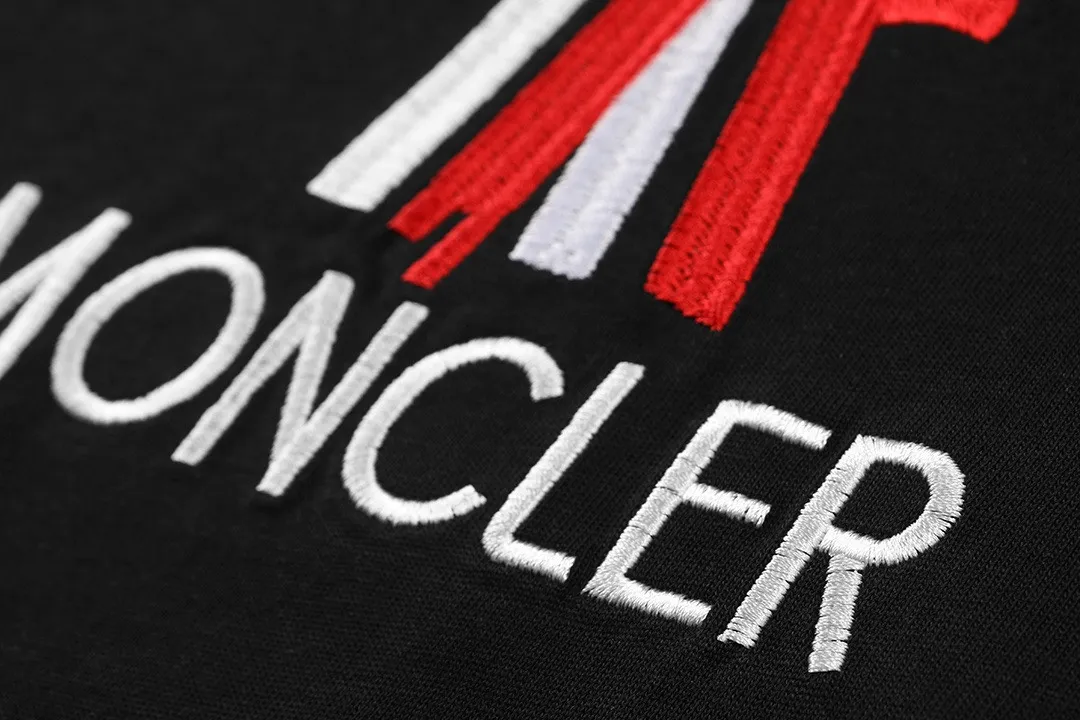 P150 Moncler 2026 official website new model Imported high-density heavy-duty embroidered letter logo Customized small armband Same style for men and women Short-sleeved T-shirt ·Customized 300g 100% double yarn pure cotton fabric ·Dyeing 32 double-strand threads ·Collar label, hangtag, main mark and three complete labels Color: black Size: XS S M L
