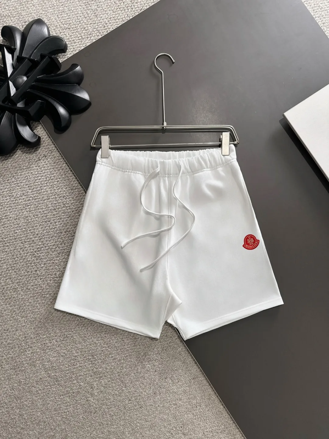 Next day shipment P300 High quality MONCLER/muzzle 2025 spring and summer new style high-definition elastic band casual solid color loose shorts, made with machines imported from Italy. The hem of the trousers is stitched with two needles. The stitching is fine and firm. The fabric is customized at the counter and has high breathability and comfort. The details are impeccable. The brand element design concept reflects high quality. It feels delicate and soft! It presents a casual cut and the upper body shape is great! Size: S-XXL