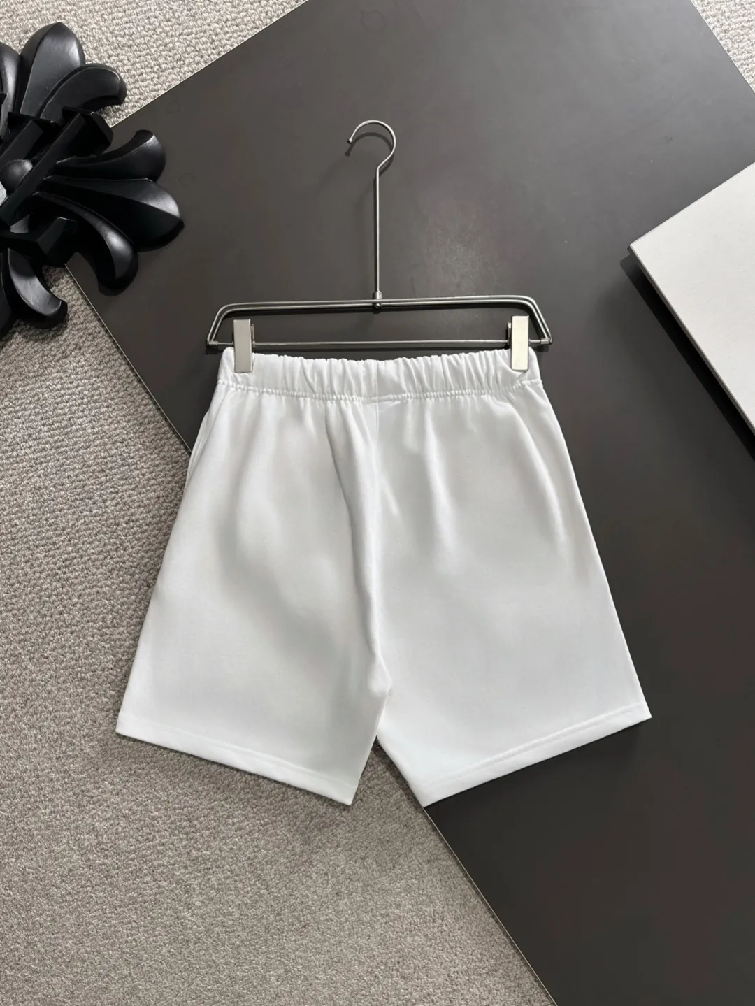 Next day shipment P300 High quality MONCLER/muzzle 2025 spring and summer new style high-definition elastic band casual solid color loose shorts, made with machines imported from Italy. The hem of the trousers is stitched with two needles. The stitching is fine and firm. The fabric is customized at the counter and has high breathability and comfort. The details are impeccable. The brand element design concept reflects high quality. It feels delicate and soft! It presents a casual cut and the upper body shape is great! Size: S-XXL
