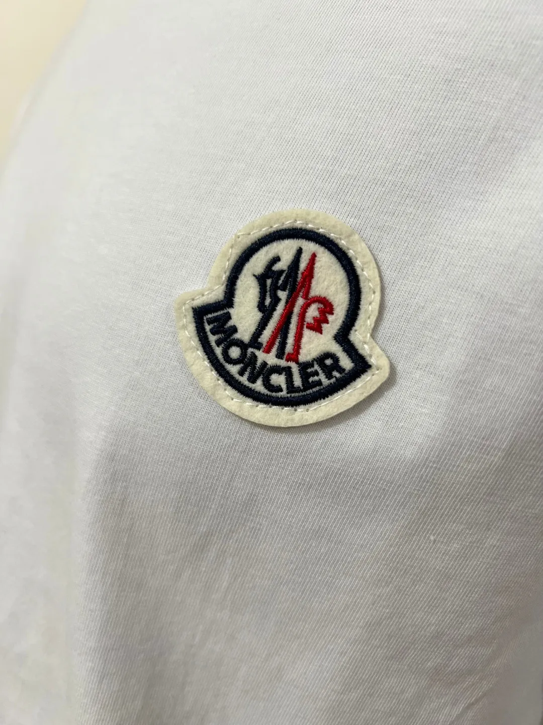 P180 Meng Mou·Moncler MONCLER is new, 2025fw autumn and winter long-sleeved T-shirt, the official and original 4.8cm embroidered logos are synchronized, the details match the official version, made of 280g double yarn 100% cotton fabric, imported woven thread thread, and ribbed collar Not easy to deform, the fabric is soft and breathable, does not shrink, NCF washable mark identification, details are in place, the upper body is good-looking, European size version, loose and suitable, a must-have for autumn and winter outer wear wardrobe, color: black, white, size XS-L (L size can wear 200 pounds)