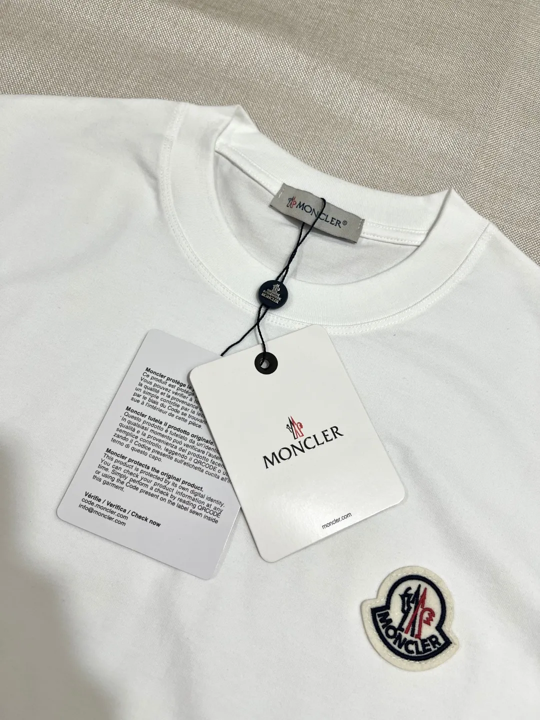 P180 Meng Mou·Moncler MONCLER is new, 2025fw autumn and winter long-sleeved T-shirt, the official and original 4.8cm embroidered logos are synchronized, the details match the official version, made of 280g double yarn 100% cotton fabric, imported woven thread thread, and ribbed collar Not easy to deform, the fabric is soft and breathable, does not shrink, NCF washable mark identification, details are in place, the upper body is good-looking, European size version, loose and suitable, a must-have for autumn and winter outer wear wardrobe, color: black, white, size XS-L (L size can wear 200 pounds)