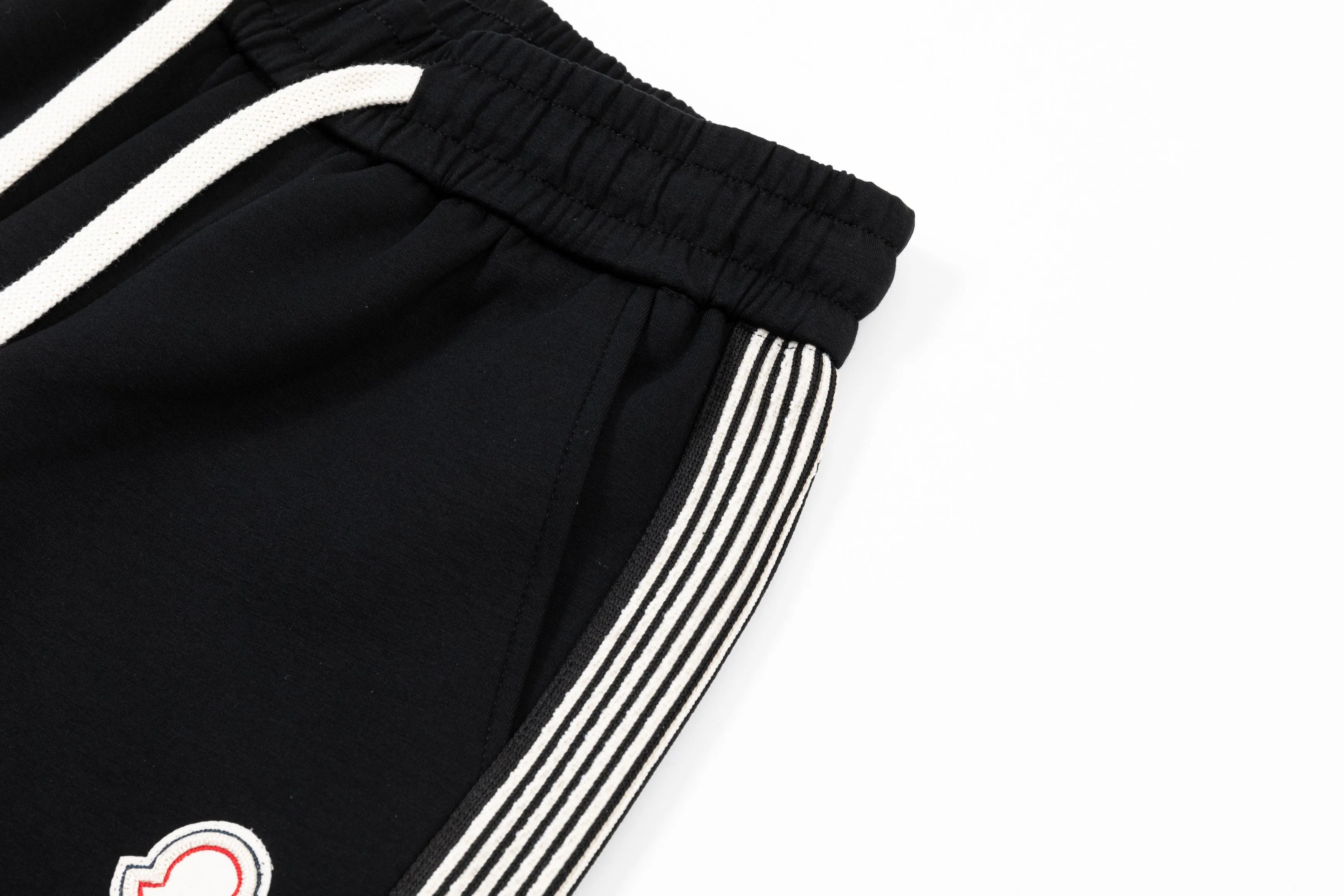 P240 MONCLER 2025 new autumn and winter casual pants, classic logo webbing technology, high-end version, customized fabrics at the counter, high breathability and comfort, impeccable details, brand element design concept, reflecting high quality. It feels delicate and soft! It presents a casual cut and the upper body shape is great! Color: Black Size: M-4XL