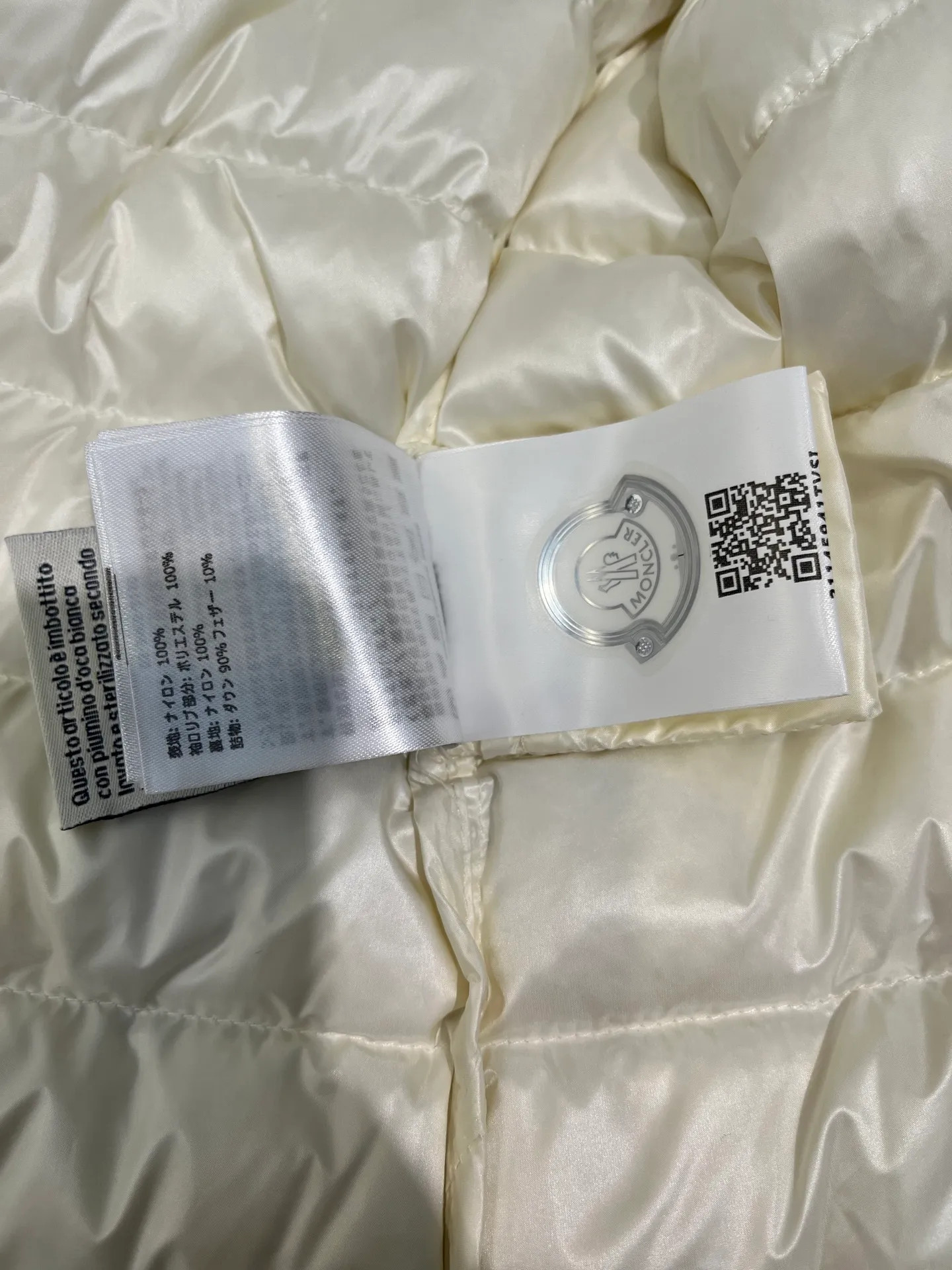 P900 𝐌𝐎𝐍𝐂𝐋𝐄𝐑Moncler🌟 New Ige hooded short women's leg down is made of longue saison fabric, suitable for mild weather. This nylon fabric is warm without being bulky. Designed in a cropped silhouette, it features a classic hooded silhouette and a cinched waist for a smooth, feminine look. Color: Black White Size: 1234