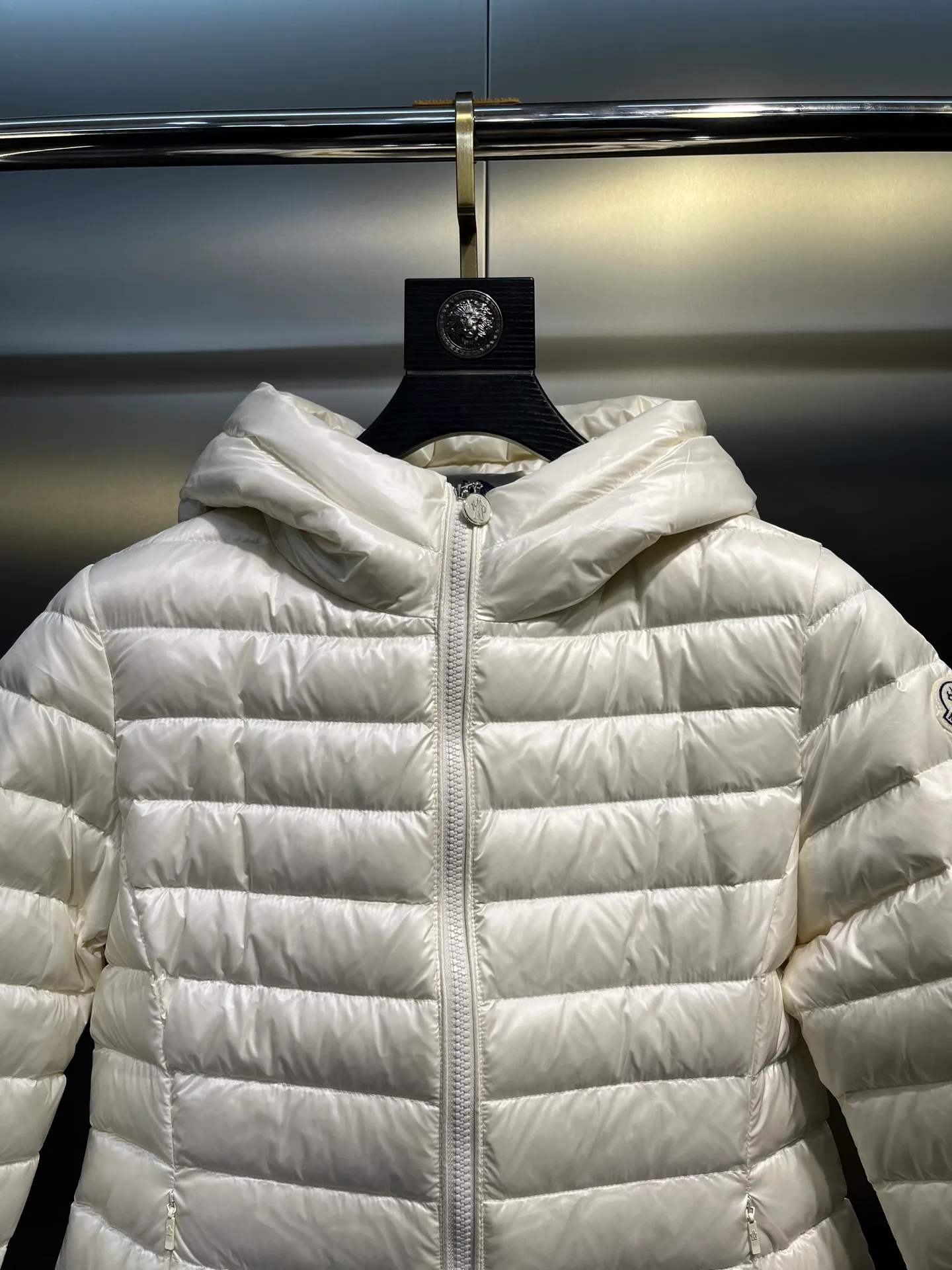 P900 𝐌𝐎𝐍𝐂𝐋𝐄𝐑Moncler🌟 New Ige hooded short women's leg down is made of longue saison fabric, suitable for mild weather. This nylon fabric is warm without being bulky. Designed in a cropped silhouette, it features a classic hooded silhouette and a cinched waist for a smooth, feminine look. Color: Black White Size: 1234