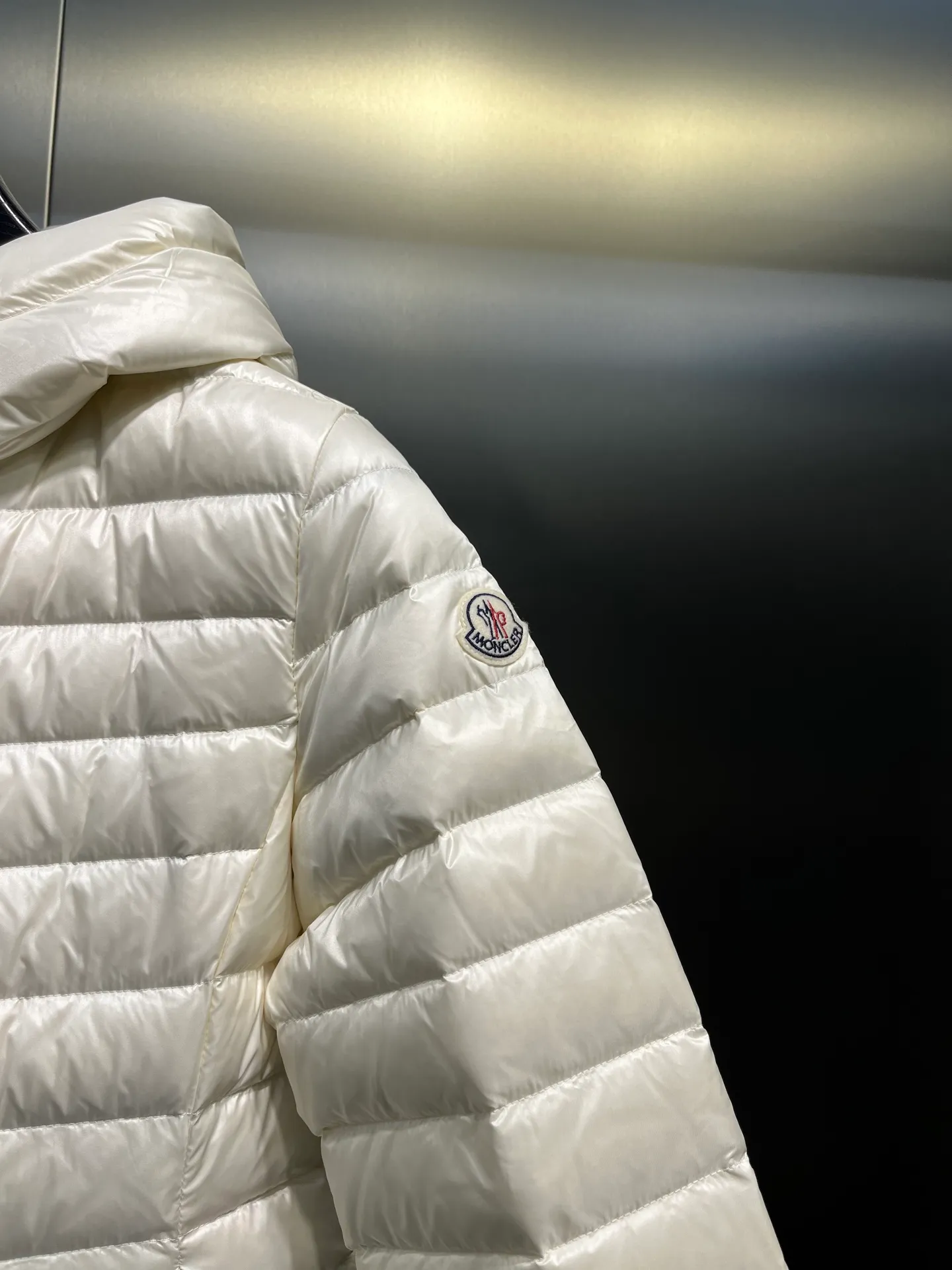 P900 𝐌𝐎𝐍𝐂𝐋𝐄𝐑Moncler🌟 New Ige hooded short women's leg down is made of longue saison fabric, suitable for mild weather. This nylon fabric is warm without being bulky. Designed in a cropped silhouette, it features a classic hooded silhouette and a cinched waist for a smooth, feminine look. Color: Black White Size: 1234
