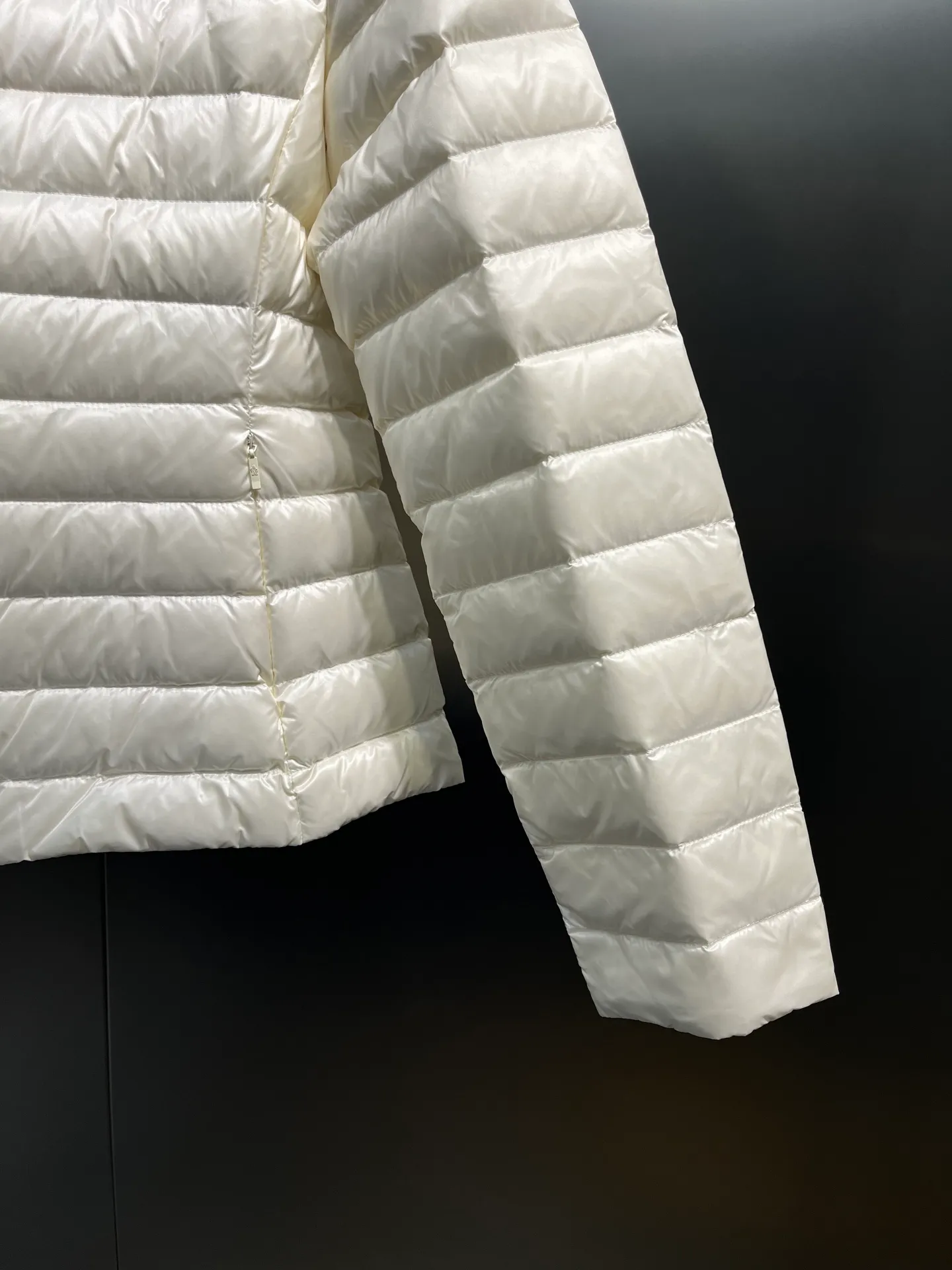P900 𝐌𝐎𝐍𝐂𝐋𝐄𝐑Moncler🌟 New Ige hooded short women's leg down is made of longue saison fabric, suitable for mild weather. This nylon fabric is warm without being bulky. Designed in a cropped silhouette, it features a classic hooded silhouette and a cinched waist for a smooth, feminine look. Color: Black White Size: 1234