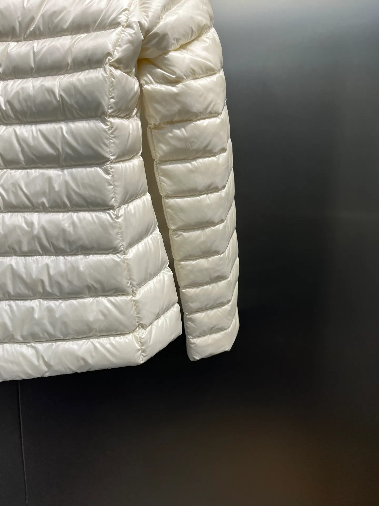 P900 𝐌𝐎𝐍𝐂𝐋𝐄𝐑Moncler🌟 New Ige hooded short women's leg down is made of longue saison fabric, suitable for mild weather. This nylon fabric is warm without being bulky. Designed in a cropped silhouette, it features a classic hooded silhouette and a cinched waist for a smooth, feminine look. Color: Black White Size: 1234