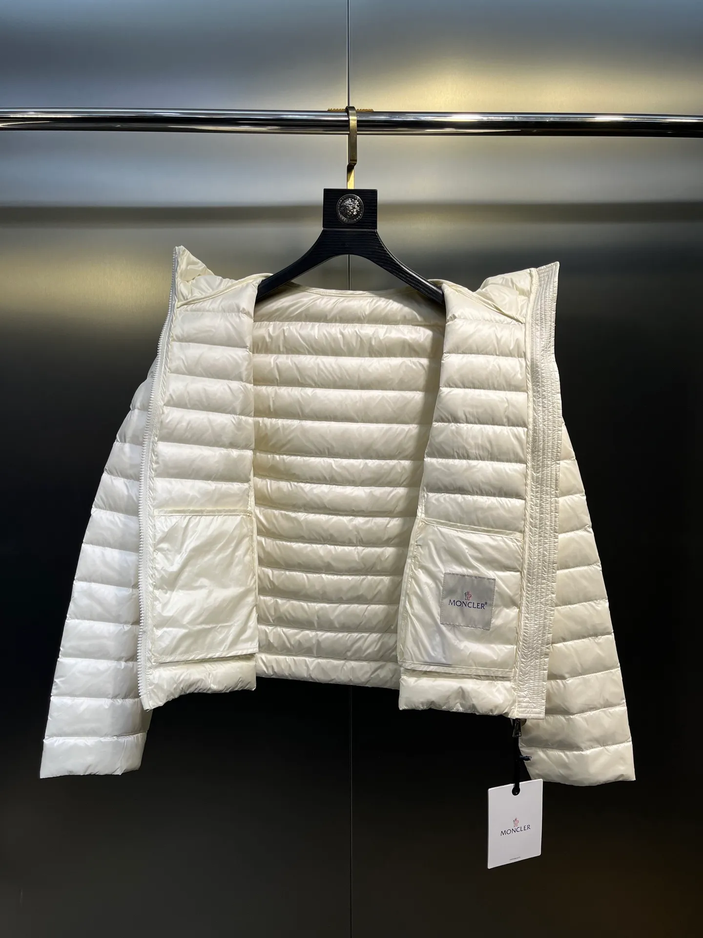 P900 𝐌𝐎𝐍𝐂𝐋𝐄𝐑Moncler🌟 New Ige hooded short women's leg down is made of longue saison fabric, suitable for mild weather. This nylon fabric is warm without being bulky. Designed in a cropped silhouette, it features a classic hooded silhouette and a cinched waist for a smooth, feminine look. Color: Black White Size: 1234