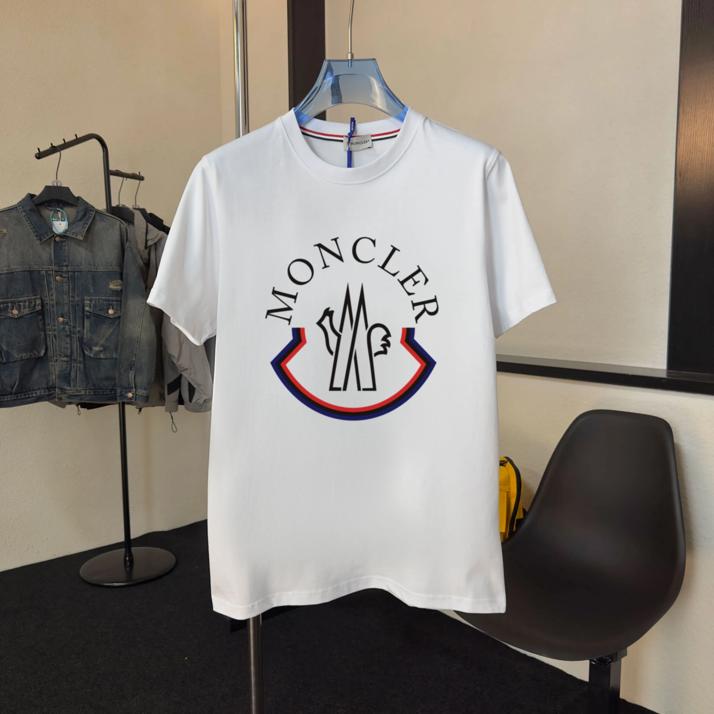 P140 💰Upgraded version "Mobile phone smart sensor ~ NFC chip armband ~ direct access to the official website for anti-counterfeiting" "Moncler ~ Mouth Mouth" 2025 new high-quality round neck short-sleeved T-shirt. The cuffs have imported embroidered labels. Customized dyeing, very comfortable to touch. Super versatile and good-looking short-sleeved. Complete with three labels. Non-market ordinary version. Feel free to compare. Quality is absolutely guaranteed! ‼ First of all, this original fabric is all custom-woven with 32-count double yarn fabric, 250G, and the weight is the same‼ Fine workmanship, double waistcoat method, double waistcoat method, double waistcoat method makes the whole dress more three-dimensional, which is not a craft that ordinary T-shirts can achieve🤪 Size: S-M-L-XL-2XL Color: black, white, apricot, same style for men and women