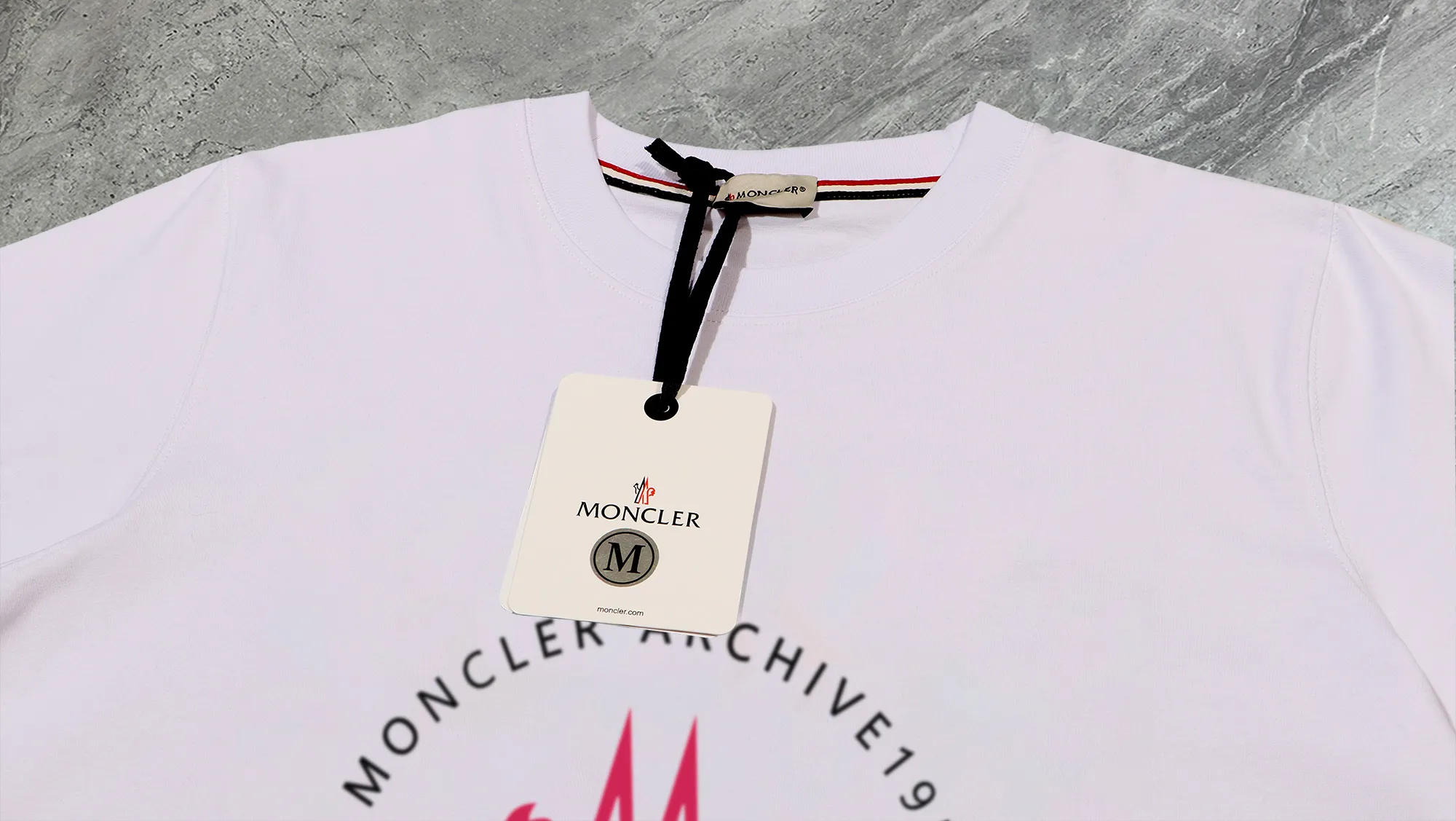 P210 High-version sweatshirt) [Long-term stock] 〖𝐌𝐎𝐍𝐂𝐋𝐄𝐑~Mask〗 Made of 440g heavy-weight fabric. It is different from the market currency. It can be matched with any variety and is properly handsome. 😎The whole dress is made of double waistcoats. The double waistcoats make the whole dress more three-dimensional. Not ordinary factories can do such fine work. 2025 Spring runway version of the T stage, on sale at the counter, round neck terry sweatshirt, high-end double-strand pure cotton, custom-made stretch ribs, dyed in the same vat, complete with three standards, matched with exquisite embroidered LOGO on the chest, simple and advanced, same style for men and women. Color: black, apricot, white, size: S M L XL 2XL