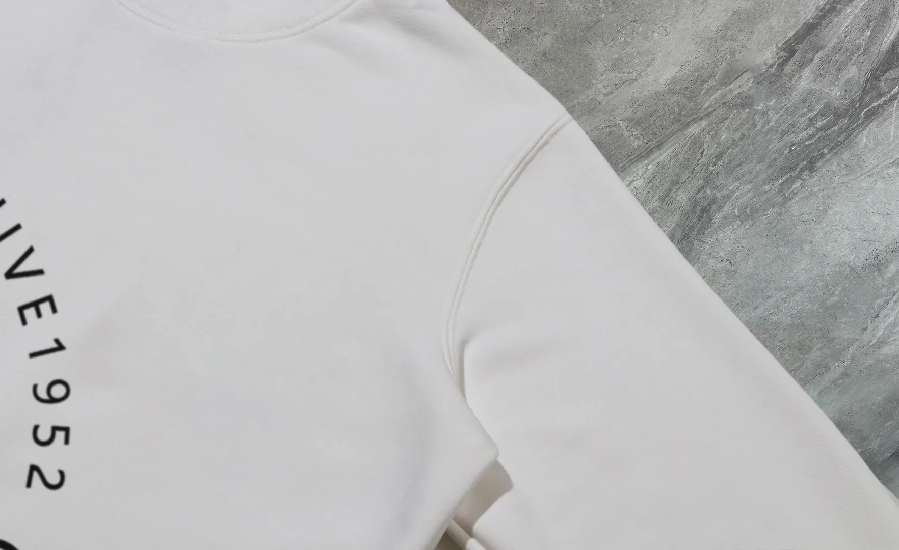 P210 High-version sweatshirt) [Long-term stock] 〖𝐌𝐎𝐍𝐂𝐋𝐄𝐑~Mask〗 Made of 440g heavy-weight fabric. It is different from the market currency. It can be matched with any variety and is properly handsome. 😎The whole dress is made of double waistcoats. The double waistcoats make the whole dress more three-dimensional. Not ordinary factories can do such fine work. 2025 Spring runway version of the T stage, on sale at the counter, round neck terry sweatshirt, high-end double-strand pure cotton, custom-made stretch ribs, dyed in the same vat, complete with three standards, matched with exquisite embroidered LOGO on the chest, simple and advanced, same style for men and women. Color: black, apricot, white, size: S M L XL 2XL