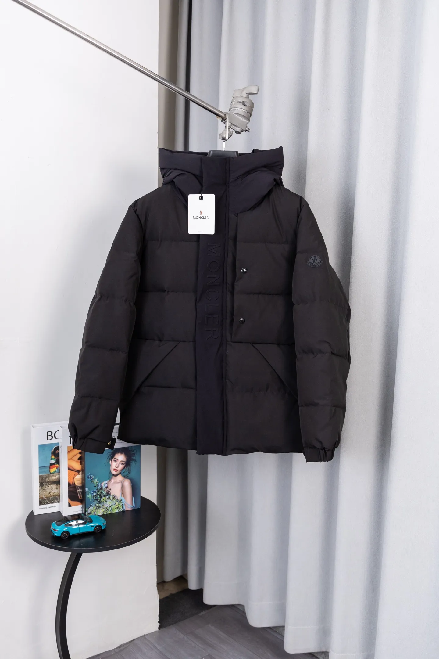 P570 Model No.: S034 MONER/MC Three-dimensional embossed letter down jacket for access control New style for fall and winter madeira. Black Warrior Hooded mid-length down jacket Hard to find on the official website Black and gray available in stock Alpine cold-resistant luxury product, urban warm winter style medal When France's century-old down gene meets modern minimalist aesthetics, this hooded cotton jacket combines "polar level warmth" with "High luxury design" plays a dual variation of winter dressing. The classic round logo on the sleeve arm is an identity plate in the high-end down field. It is low-key but has a "luxury aura". The three-dimensional embossed "MONCLER" Logo on the placket is engraved with the brand's ingenuity with an embossed texture, extending luxury from vision to tactile experience. It uses cold-resistant and temperature-locking technology fabrics to effectively resist the invasion of cold air and can firmly lock in body warmth even in cold weather. The adjustable hood firmly protects the head and neck, "button + hidden zipper" Double placket, double temperature locking, full of tightness; hood and front placket are made of 2.5 layers of fabric. Logo letter embossed. Hidden button and zipper closure. The outer pocket has a hidden snap button closure. The chest pocket has a zipper closure. Adjustable hood and hood with elastic drawstring. Size: S-XL