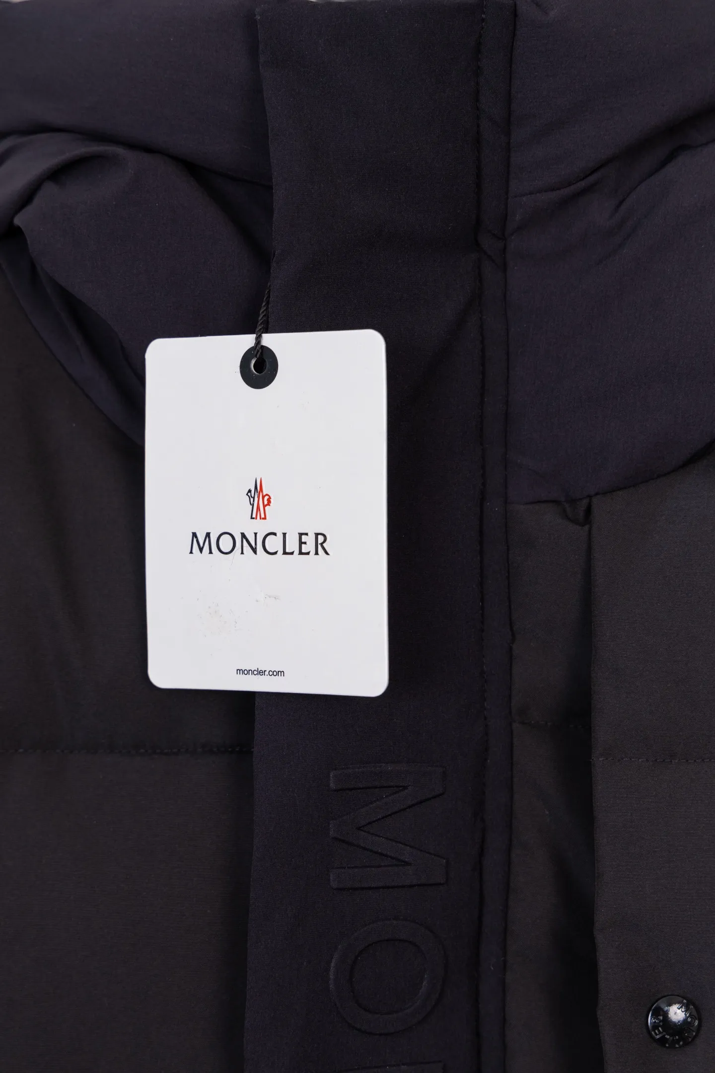 P570 Model No.: S034 MONER/MC Three-dimensional embossed letter down jacket for access control New style for fall and winter madeira. Black Warrior Hooded mid-length down jacket Hard to find on the official website Black and gray available in stock Alpine cold-resistant luxury product, urban warm winter style medal When France's century-old down gene meets modern minimalist aesthetics, this hooded cotton jacket combines "polar level warmth" with "High luxury design" plays a dual variation of winter dressing. The classic round logo on the sleeve arm is an identity plate in the high-end down field. It is low-key but has a "luxury aura". The three-dimensional embossed "MONCLER" Logo on the placket is engraved with the brand's ingenuity with an embossed texture, extending luxury from vision to tactile experience. It uses cold-resistant and temperature-locking technology fabrics to effectively resist the invasion of cold air and can firmly lock in body warmth even in cold weather. The adjustable hood firmly protects the head and neck, "button + hidden zipper" Double placket, double temperature locking, full of tightness; hood and front placket are made of 2.5 layers of fabric. Logo letter embossed. Hidden button and zipper closure. The outer pocket has a hidden snap button closure. The chest pocket has a zipper closure. Adjustable hood and hood with elastic drawstring. Size: S-XL