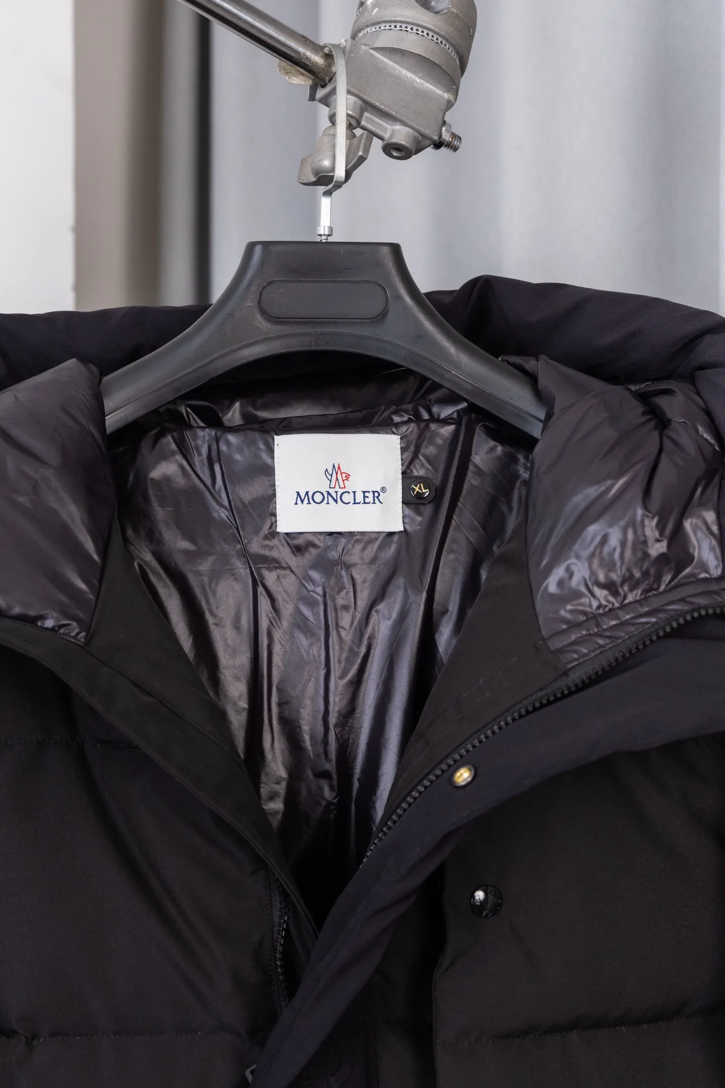 P570 Model No.: S034 MONER/MC Three-dimensional embossed letter down jacket for access control New style for fall and winter madeira. Black Warrior Hooded mid-length down jacket Hard to find on the official website Black and gray available in stock Alpine cold-resistant luxury product, urban warm winter style medal When France's century-old down gene meets modern minimalist aesthetics, this hooded cotton jacket combines "polar level warmth" with "High luxury design" plays a dual variation of winter dressing. The classic round logo on the sleeve arm is an identity plate in the high-end down field. It is low-key but has a "luxury aura". The three-dimensional embossed "MONCLER" Logo on the placket is engraved with the brand's ingenuity with an embossed texture, extending luxury from vision to tactile experience. It uses cold-resistant and temperature-locking technology fabrics to effectively resist the invasion of cold air and can firmly lock in body warmth even in cold weather. The adjustable hood firmly protects the head and neck, "button + hidden zipper" Double placket, double temperature locking, full of tightness; hood and front placket are made of 2.5 layers of fabric. Logo letter embossed. Hidden button and zipper closure. The outer pocket has a hidden snap button closure. The chest pocket has a zipper closure. Adjustable hood and hood with elastic drawstring. Size: S-XL
