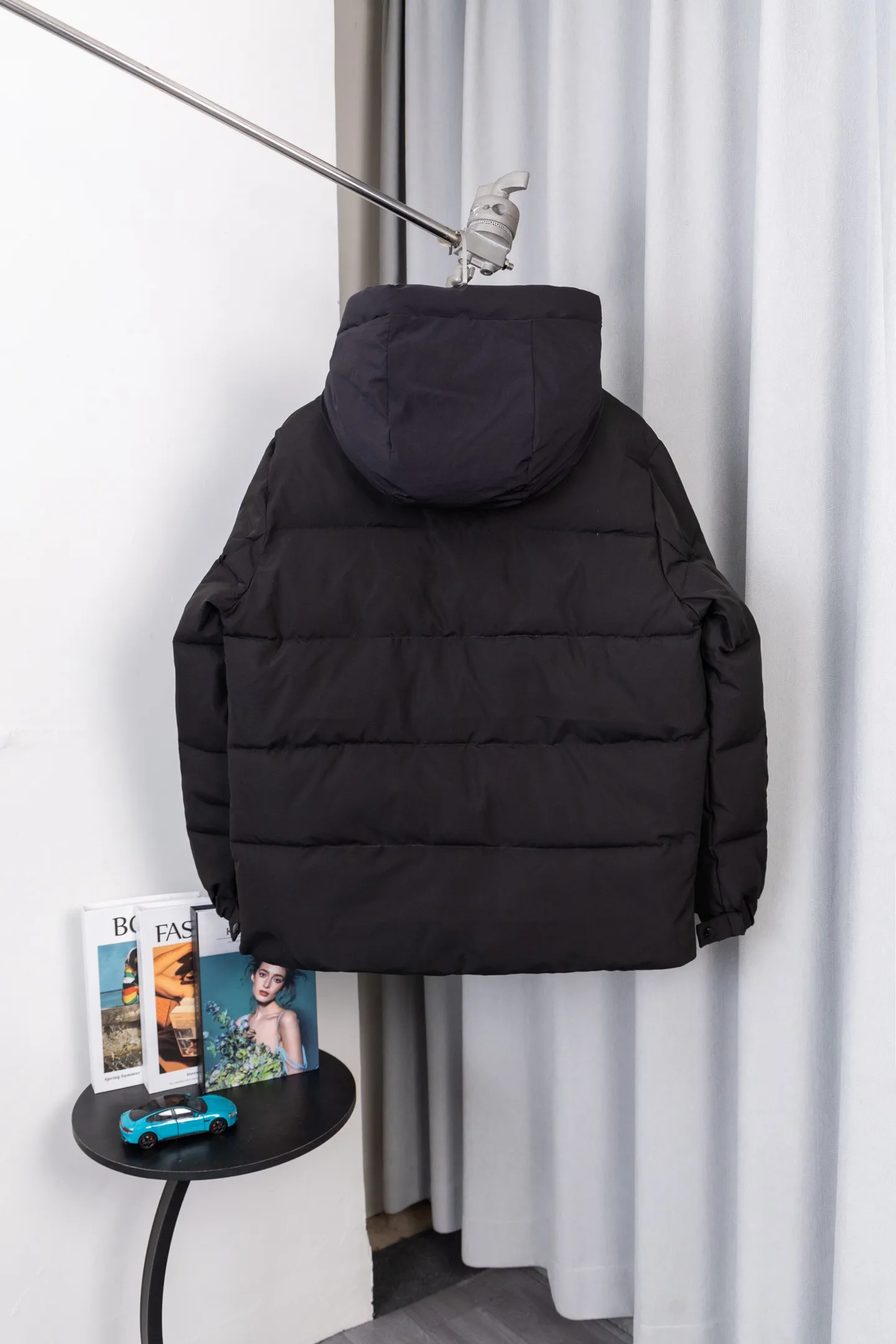 P570 Model No.: S034 MONER/MC Three-dimensional embossed letter down jacket for access control New style for fall and winter madeira. Black Warrior Hooded mid-length down jacket Hard to find on the official website Black and gray available in stock Alpine cold-resistant luxury product, urban warm winter style medal When France's century-old down gene meets modern minimalist aesthetics, this hooded cotton jacket combines "polar level warmth" with "High luxury design" plays a dual variation of winter dressing. The classic round logo on the sleeve arm is an identity plate in the high-end down field. It is low-key but has a "luxury aura". The three-dimensional embossed "MONCLER" Logo on the placket is engraved with the brand's ingenuity with an embossed texture, extending luxury from vision to tactile experience. It uses cold-resistant and temperature-locking technology fabrics to effectively resist the invasion of cold air and can firmly lock in body warmth even in cold weather. The adjustable hood firmly protects the head and neck, "button + hidden zipper" Double placket, double temperature locking, full of tightness; hood and front placket are made of 2.5 layers of fabric. Logo letter embossed. Hidden button and zipper closure. The outer pocket has a hidden snap button closure. The chest pocket has a zipper closure. Adjustable hood and hood with elastic drawstring. Size: S-XL