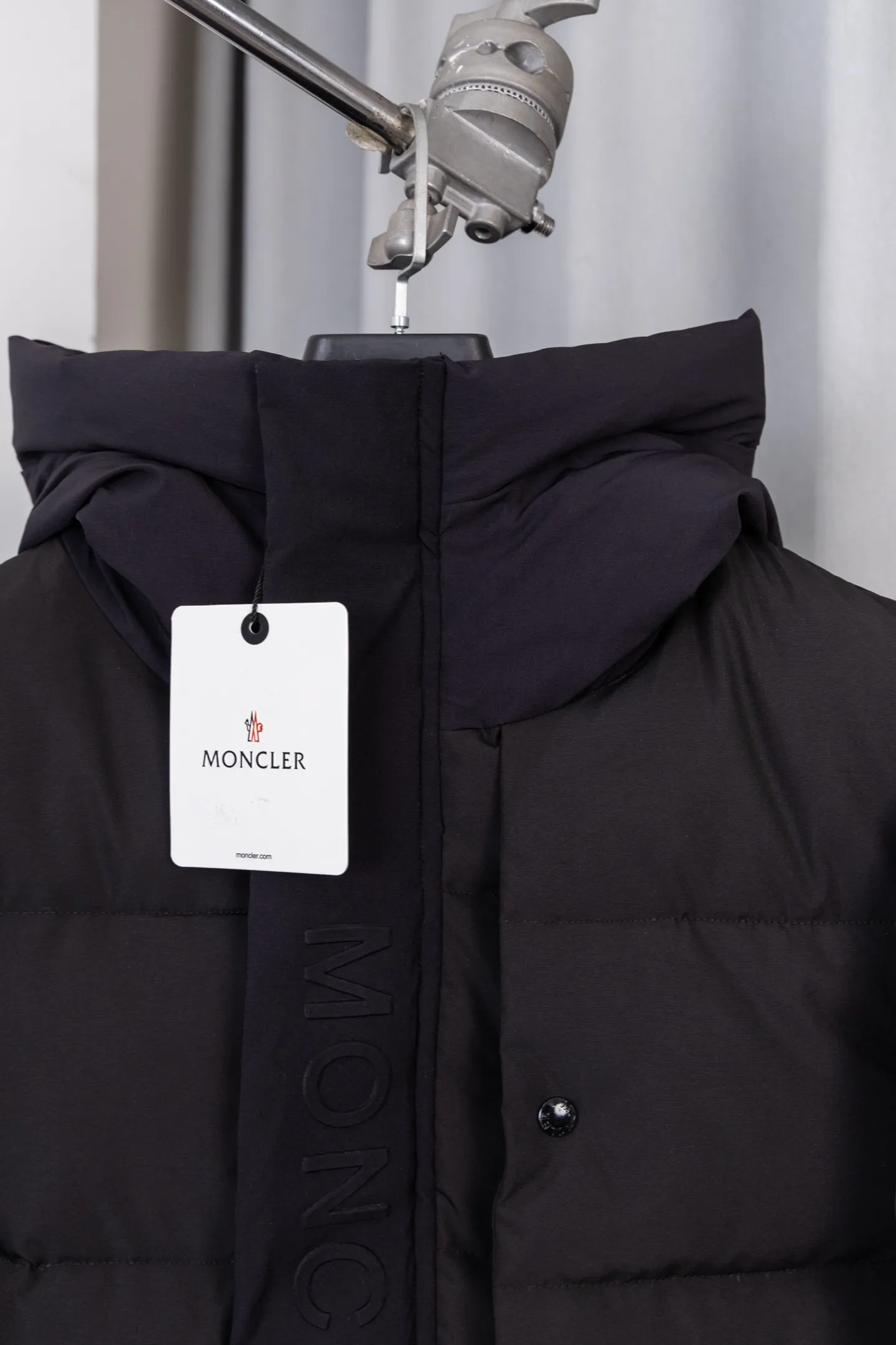 P570 Model No.: S034 MONER/MC Three-dimensional embossed letter down jacket for access control New style for fall and winter madeira. Black Warrior Hooded mid-length down jacket Hard to find on the official website Black and gray available in stock Alpine cold-resistant luxury product, urban warm winter style medal When France's century-old down gene meets modern minimalist aesthetics, this hooded cotton jacket combines "polar level warmth" with "High luxury design" plays a dual variation of winter dressing. The classic round logo on the sleeve arm is an identity plate in the high-end down field. It is low-key but has a "luxury aura". The three-dimensional embossed "MONCLER" Logo on the placket is engraved with the brand's ingenuity with an embossed texture, extending luxury from vision to tactile experience. It uses cold-resistant and temperature-locking technology fabrics to effectively resist the invasion of cold air and can firmly lock in body warmth even in cold weather. The adjustable hood firmly protects the head and neck, "button + hidden zipper" Double placket, double temperature locking, full of tightness; hood and front placket are made of 2.5 layers of fabric. Logo letter embossed. Hidden button and zipper closure. The outer pocket has a hidden snap button closure. The chest pocket has a zipper closure. Adjustable hood and hood with elastic drawstring. Size: S-XL