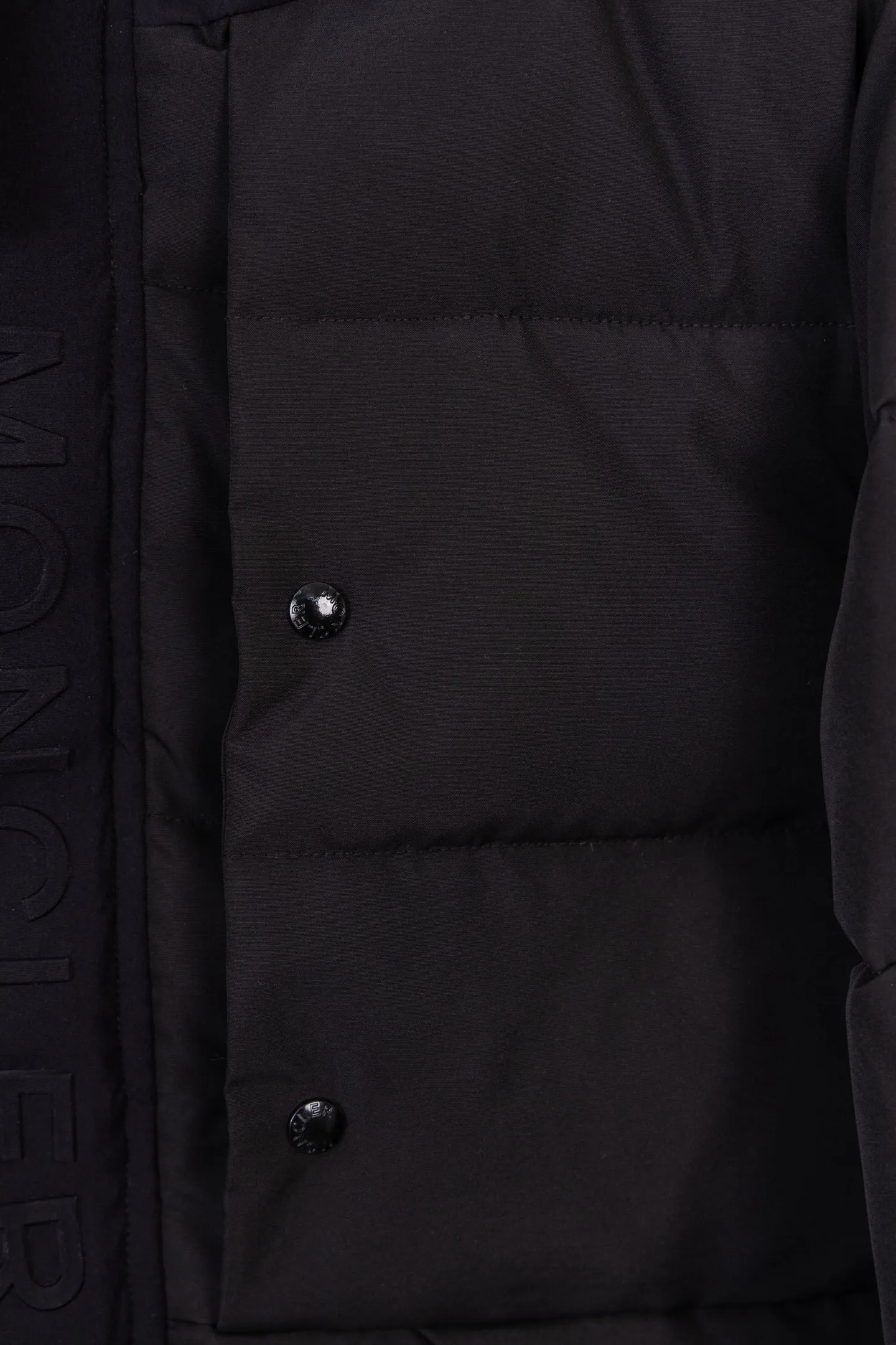 P570 Model No.: S034 MONER/MC Three-dimensional embossed letter down jacket for access control New style for fall and winter madeira. Black Warrior Hooded mid-length down jacket Hard to find on the official website Black and gray available in stock Alpine cold-resistant luxury product, urban warm winter style medal When France's century-old down gene meets modern minimalist aesthetics, this hooded cotton jacket combines "polar level warmth" with "High luxury design" plays a dual variation of winter dressing. The classic round logo on the sleeve arm is an identity plate in the high-end down field. It is low-key but has a "luxury aura". The three-dimensional embossed "MONCLER" Logo on the placket is engraved with the brand's ingenuity with an embossed texture, extending luxury from vision to tactile experience. It uses cold-resistant and temperature-locking technology fabrics to effectively resist the invasion of cold air and can firmly lock in body warmth even in cold weather. The adjustable hood firmly protects the head and neck, "button + hidden zipper" Double placket, double temperature locking, full of tightness; hood and front placket are made of 2.5 layers of fabric. Logo letter embossed. Hidden button and zipper closure. The outer pocket has a hidden snap button closure. The chest pocket has a zipper closure. Adjustable hood and hood with elastic drawstring. Size: S-XL