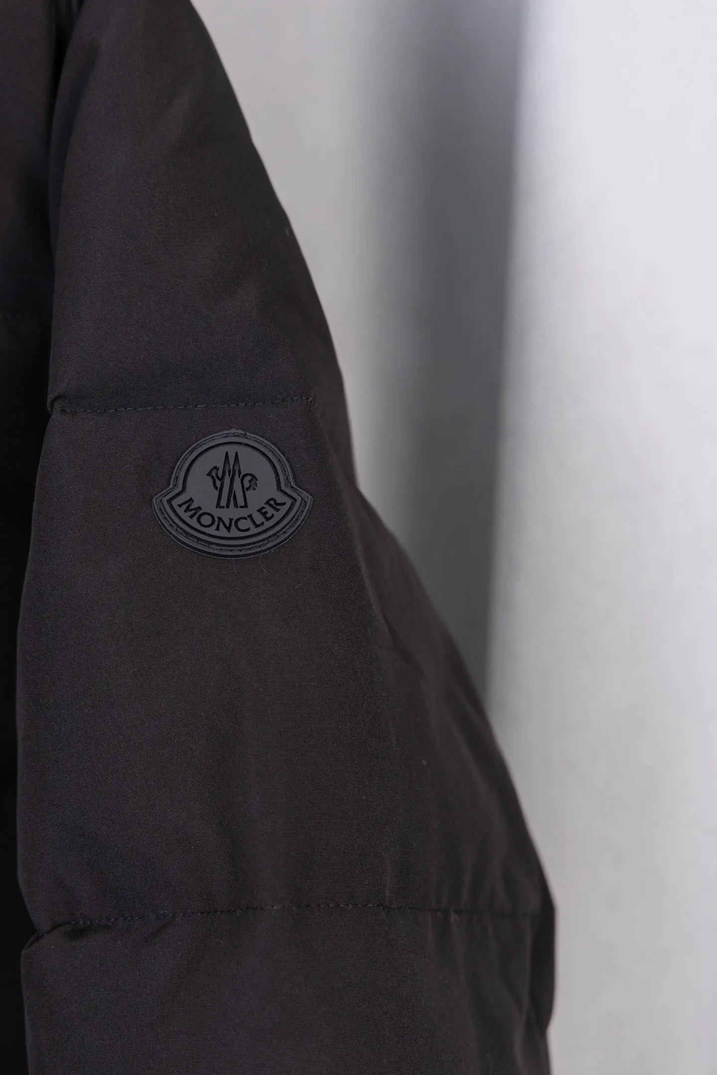 P570 Model No.: S034 MONER/MC Three-dimensional embossed letter down jacket for access control New style for fall and winter madeira. Black Warrior Hooded mid-length down jacket Hard to find on the official website Black and gray available in stock Alpine cold-resistant luxury product, urban warm winter style medal When France's century-old down gene meets modern minimalist aesthetics, this hooded cotton jacket combines "polar level warmth" with "High luxury design" plays a dual variation of winter dressing. The classic round logo on the sleeve arm is an identity plate in the high-end down field. It is low-key but has a "luxury aura". The three-dimensional embossed "MONCLER" Logo on the placket is engraved with the brand's ingenuity with an embossed texture, extending luxury from vision to tactile experience. It uses cold-resistant and temperature-locking technology fabrics to effectively resist the invasion of cold air and can firmly lock in body warmth even in cold weather. The adjustable hood firmly protects the head and neck, "button + hidden zipper" Double placket, double temperature locking, full of tightness; hood and front placket are made of 2.5 layers of fabric. Logo letter embossed. Hidden button and zipper closure. The outer pocket has a hidden snap button closure. The chest pocket has a zipper closure. Adjustable hood and hood with elastic drawstring. Size: S-XL