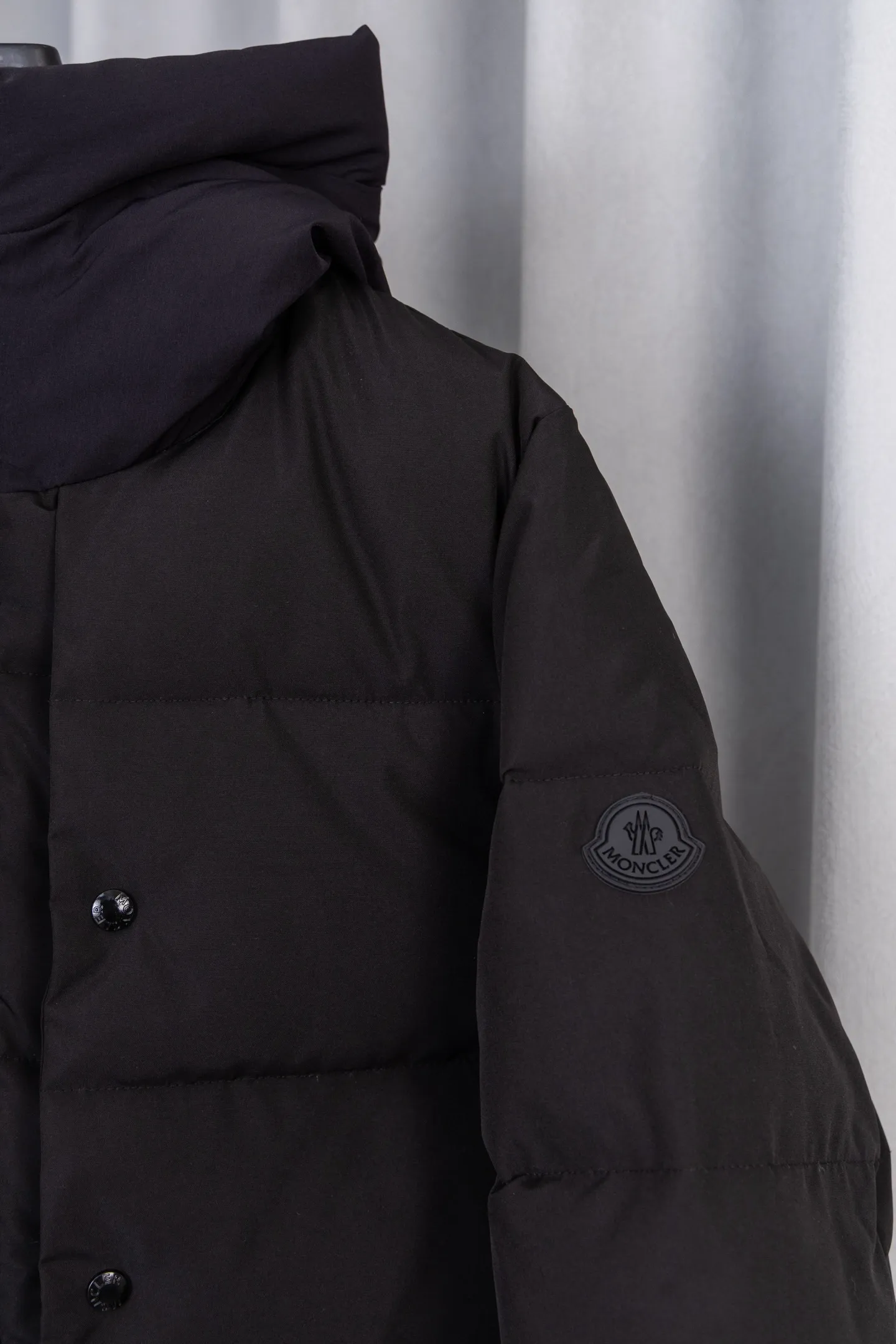 P570 Model No.: S034 MONER/MC Three-dimensional embossed letter down jacket for access control New style for fall and winter madeira. Black Warrior Hooded mid-length down jacket Hard to find on the official website Black and gray available in stock Alpine cold-resistant luxury product, urban warm winter style medal When France's century-old down gene meets modern minimalist aesthetics, this hooded cotton jacket combines "polar level warmth" with "High luxury design" plays a dual variation of winter dressing. The classic round logo on the sleeve arm is an identity plate in the high-end down field. It is low-key but has a "luxury aura". The three-dimensional embossed "MONCLER" Logo on the placket is engraved with the brand's ingenuity with an embossed texture, extending luxury from vision to tactile experience. It uses cold-resistant and temperature-locking technology fabrics to effectively resist the invasion of cold air and can firmly lock in body warmth even in cold weather. The adjustable hood firmly protects the head and neck, "button + hidden zipper" Double placket, double temperature locking, full of tightness; hood and front placket are made of 2.5 layers of fabric. Logo letter embossed. Hidden button and zipper closure. The outer pocket has a hidden snap button closure. The chest pocket has a zipper closure. Adjustable hood and hood with elastic drawstring. Size: S-XL