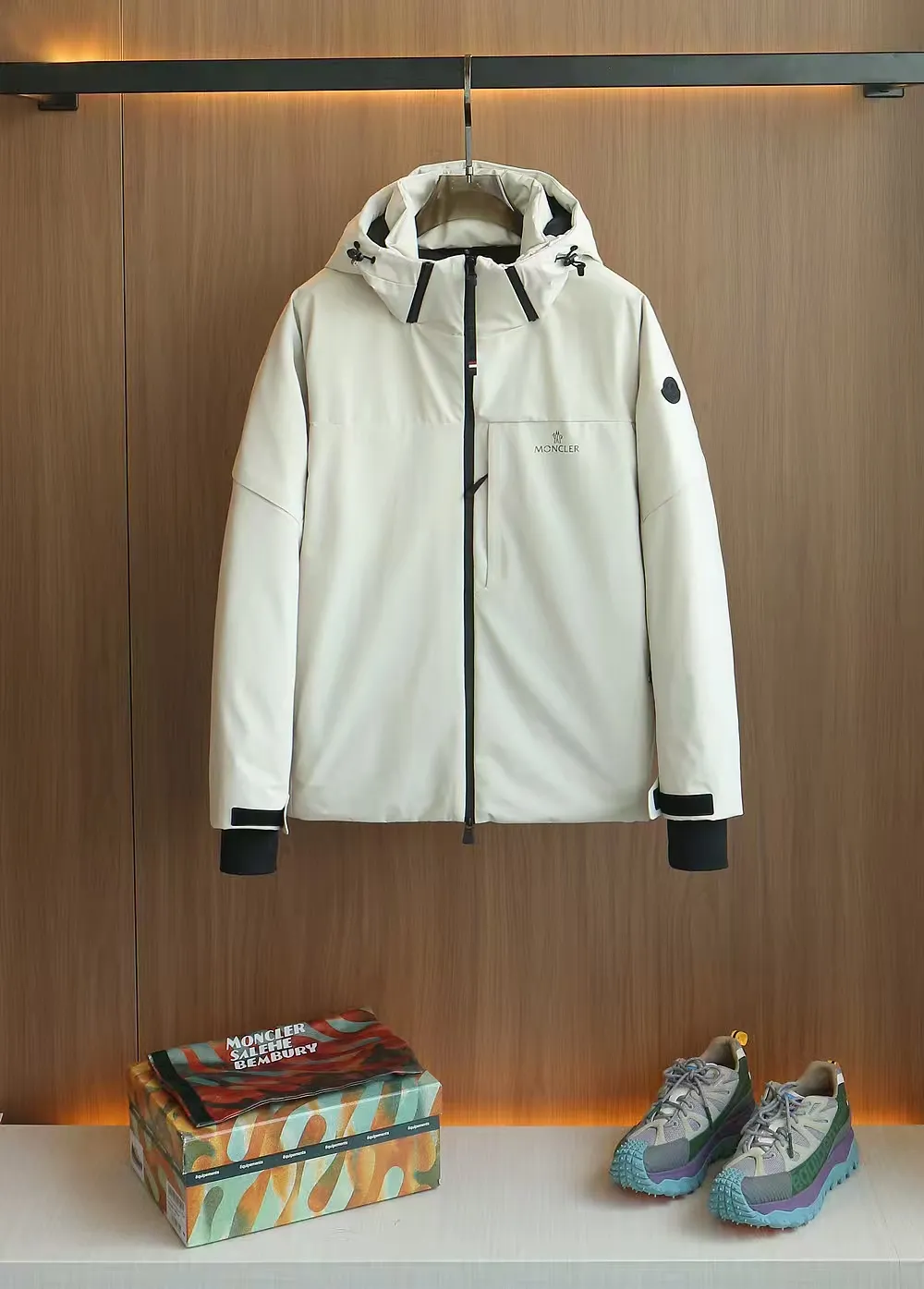 P1660 Moncler 25FW new thin and lightweight men's hooded casual down jacket! Trading company orders Jeluz men's down inspired by classic, men's choice for outdoor activities! The product is made of GORE-Tex waterproof outdoor sports fabric and decorated with recyclable details, which demonstrates the brand's commitment to external environmental protection. The adjustable cuffs and two-way zipper ensure easy wearing and adjustment of the silhouette; the interior is made of European-standard environmentally friendly 90% white duck down + 10% feather high-content filling, which is warmer and lighter than traditional down jackets in the past. You will know its high-end atmosphere when you try it in person. The upper body is comfortable, warm and breathable without any bloated feeling! At the same time, it has a high sense of class and recognition. The seams of the body are all cut in position to ensure visual beauty, which is very time-consuming and material-consuming! The fashionable detachable vest can be worn alone. The detachable hooded stand-up collar design is easy to disassemble and assemble to create different fashionable looks. The concealed placket, two-way zipper opening and closing, elastic cuffs and drawstring hem cuff design can better withstand the cold wind and keep the upper body warm in autumn and winter. It is a tall and stylish item! Color: Black, premium gray, off-white Size: M-3XL Size 1: Shoulder width 51cm - Bust 114cm - Clothing length 70cm - Sleeve length 61cm Size 2: Shoulder width 52cm - Bust 118cm - Clothing length 71cm - Sleeve length 62cm Size 3: Shoulder width 53cm - Bust 122cm - Clothing length 72cm - Sleeve length 63cm 4 Size: Shoulder width 54cm - Bust 126cm - Clothing length 73cm - Sleeve length 64cm Size 5: Shoulder width 55cm - Bust 130cm - Clothing length 75cm - Sleeve length 64cm