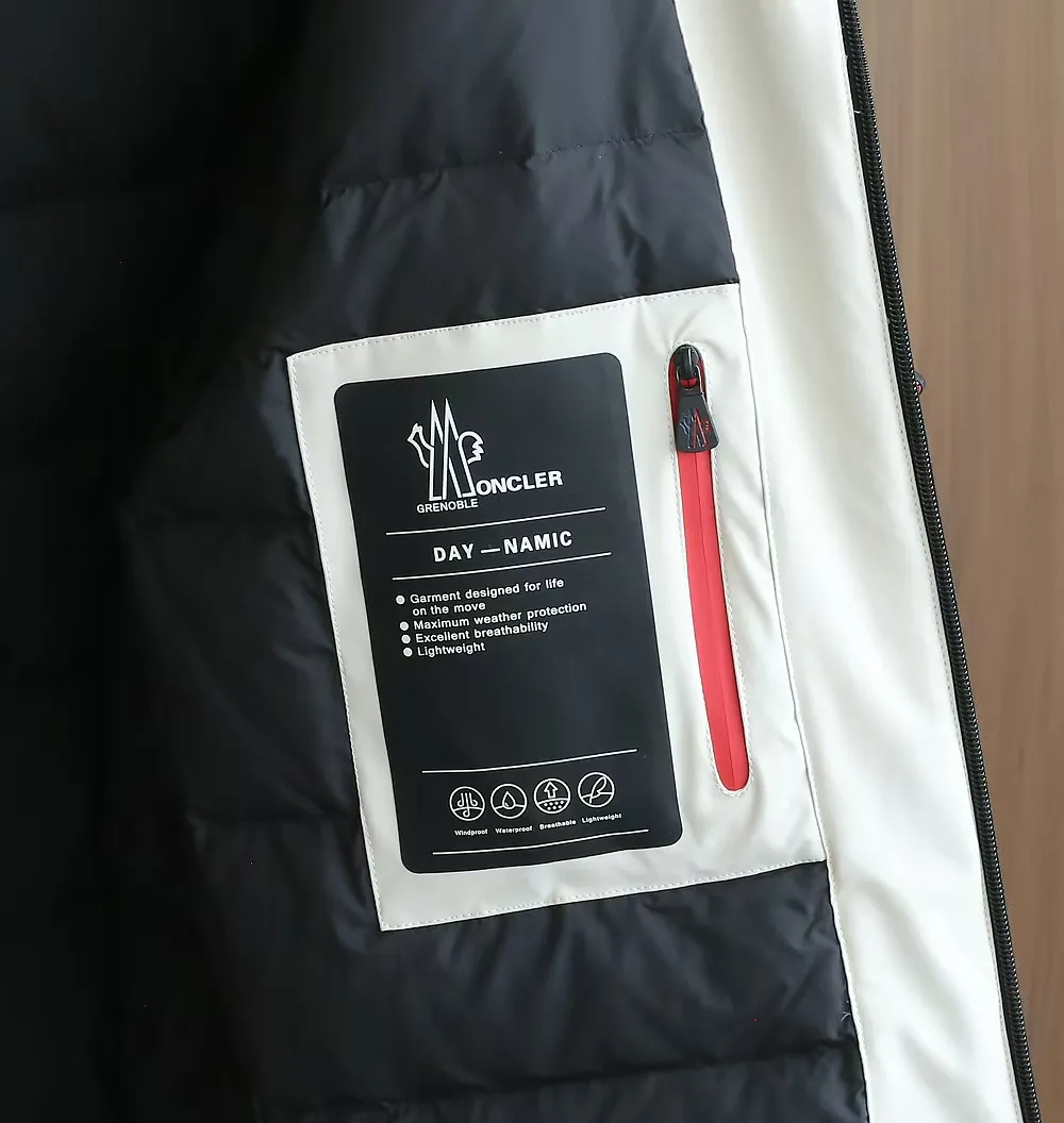 P1660 Moncler 25FW new thin and lightweight men's hooded casual down jacket! Trading company orders Jeluz men's down inspired by classic, men's choice for outdoor activities! The product is made of GORE-Tex waterproof outdoor sports fabric and decorated with recyclable details, which demonstrates the brand's commitment to external environmental protection. The adjustable cuffs and two-way zipper ensure easy wearing and adjustment of the silhouette; the interior is made of European-standard environmentally friendly 90% white duck down + 10% feather high-content filling, which is warmer and lighter than traditional down jackets in the past. You will know its high-end atmosphere when you try it in person. The upper body is comfortable, warm and breathable without any bloated feeling! At the same time, it has a high sense of class and recognition. The seams of the body are all cut in position to ensure visual beauty, which is very time-consuming and material-consuming! The fashionable detachable vest can be worn alone. The detachable hooded stand-up collar design is easy to disassemble and assemble to create different fashionable looks. The concealed placket, two-way zipper opening and closing, elastic cuffs and drawstring hem cuff design can better withstand the cold wind and keep the upper body warm in autumn and winter. It is a tall and stylish item! Color: Black, premium gray, off-white Size: M-3XL Size 1: Shoulder width 51cm - Bust 114cm - Clothing length 70cm - Sleeve length 61cm Size 2: Shoulder width 52cm - Bust 118cm - Clothing length 71cm - Sleeve length 62cm Size 3: Shoulder width 53cm - Bust 122cm - Clothing length 72cm - Sleeve length 63cm 4 Size: Shoulder width 54cm - Bust 126cm - Clothing length 73cm - Sleeve length 64cm Size 5: Shoulder width 55cm - Bust 130cm - Clothing length 75cm - Sleeve length 64cm
