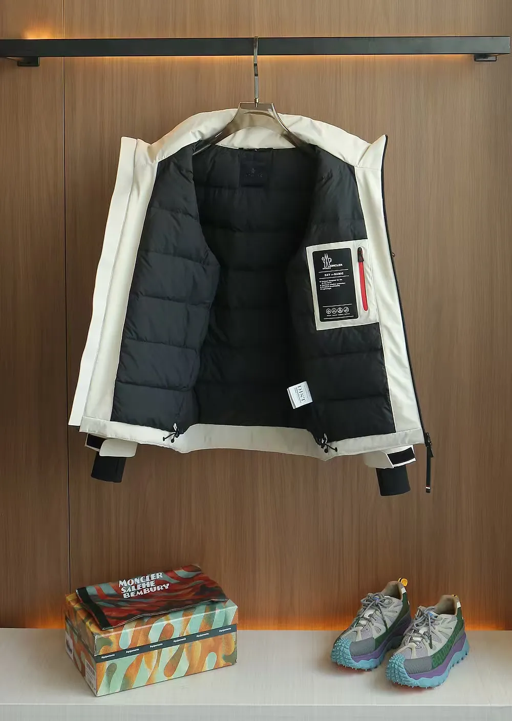 P1660 Moncler 25FW new thin and lightweight men's hooded casual down jacket! Trading company orders Jeluz men's down inspired by classic, men's choice for outdoor activities! The product is made of GORE-Tex waterproof outdoor sports fabric and decorated with recyclable details, which demonstrates the brand's commitment to external environmental protection. The adjustable cuffs and two-way zipper ensure easy wearing and adjustment of the silhouette; the interior is made of European-standard environmentally friendly 90% white duck down + 10% feather high-content filling, which is warmer and lighter than traditional down jackets in the past. You will know its high-end atmosphere when you try it in person. The upper body is comfortable, warm and breathable without any bloated feeling! At the same time, it has a high sense of class and recognition. The seams of the body are all cut in position to ensure visual beauty, which is very time-consuming and material-consuming! The fashionable detachable vest can be worn alone. The detachable hooded stand-up collar design is easy to disassemble and assemble to create different fashionable looks. The concealed placket, two-way zipper opening and closing, elastic cuffs and drawstring hem cuff design can better withstand the cold wind and keep the upper body warm in autumn and winter. It is a tall and stylish item! Color: Black, premium gray, off-white Size: M-3XL Size 1: Shoulder width 51cm - Bust 114cm - Clothing length 70cm - Sleeve length 61cm Size 2: Shoulder width 52cm - Bust 118cm - Clothing length 71cm - Sleeve length 62cm Size 3: Shoulder width 53cm - Bust 122cm - Clothing length 72cm - Sleeve length 63cm 4 Size: Shoulder width 54cm - Bust 126cm - Clothing length 73cm - Sleeve length 64cm Size 5: Shoulder width 55cm - Bust 130cm - Clothing length 75cm - Sleeve length 64cm