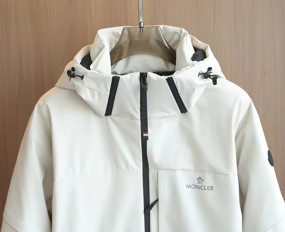 P1660 Moncler 25FW new thin and lightweight men's hooded casual down jacket! Trading company orders Jeluz men's down inspired by classic, men's choice for outdoor activities! The product is made of GORE-Tex waterproof outdoor sports fabric and decorated with recyclable details, which demonstrates the brand's commitment to external environmental protection. The adjustable cuffs and two-way zipper ensure easy wearing and adjustment of the silhouette; the interior is made of European-standard environmentally friendly 90% white duck down + 10% feather high-content filling, which is warmer and lighter than traditional down jackets in the past. You will know its high-end atmosphere when you try it in person. The upper body is comfortable, warm and breathable without any bloated feeling! At the same time, it has a high sense of class and recognition. The seams of the body are all cut in position to ensure visual beauty, which is very time-consuming and material-consuming! The fashionable detachable vest can be worn alone. The detachable hooded stand-up collar design is easy to disassemble and assemble to create different fashionable looks. The concealed placket, two-way zipper opening and closing, elastic cuffs and drawstring hem cuff design can better withstand the cold wind and keep the upper body warm in autumn and winter. It is a tall and stylish item! Color: Black, premium gray, off-white Size: M-3XL Size 1: Shoulder width 51cm - Bust 114cm - Clothing length 70cm - Sleeve length 61cm Size 2: Shoulder width 52cm - Bust 118cm - Clothing length 71cm - Sleeve length 62cm Size 3: Shoulder width 53cm - Bust 122cm - Clothing length 72cm - Sleeve length 63cm 4 Size: Shoulder width 54cm - Bust 126cm - Clothing length 73cm - Sleeve length 64cm Size 5: Shoulder width 55cm - Bust 130cm - Clothing length 75cm - Sleeve length 64cm