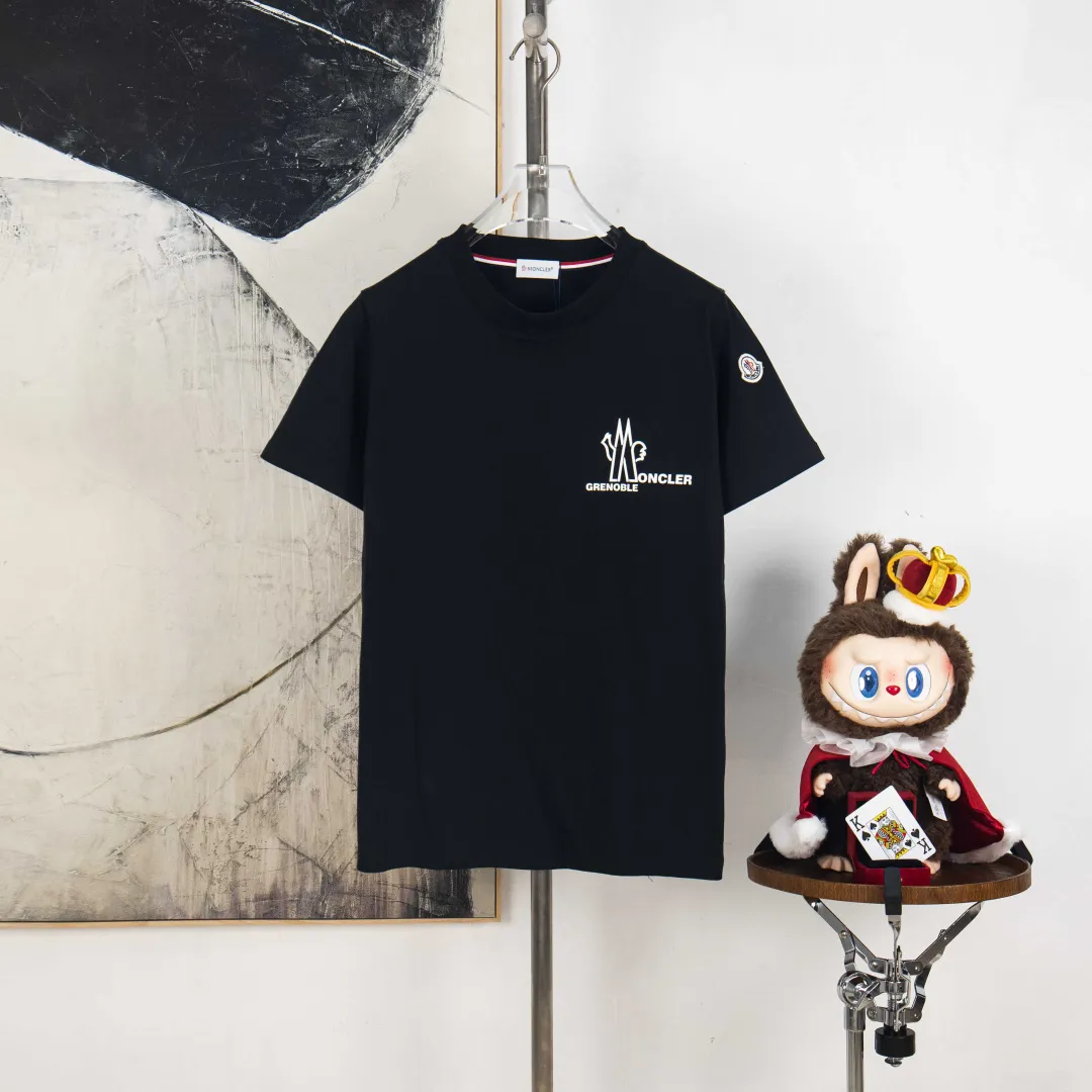 P190 💰 zp version [exclusive supply] MONCLER/muzzled 300g round neck short-sleeved T-shirt brand classic three-dimensional offset printing letter LOGO embossing process official synchronization high version high quality fashion personality versatile trend pure original quality original fabric hang tag collar label washed wheat three standards complete Color: black. White. Size: S M L XL XXL Number: WS10017