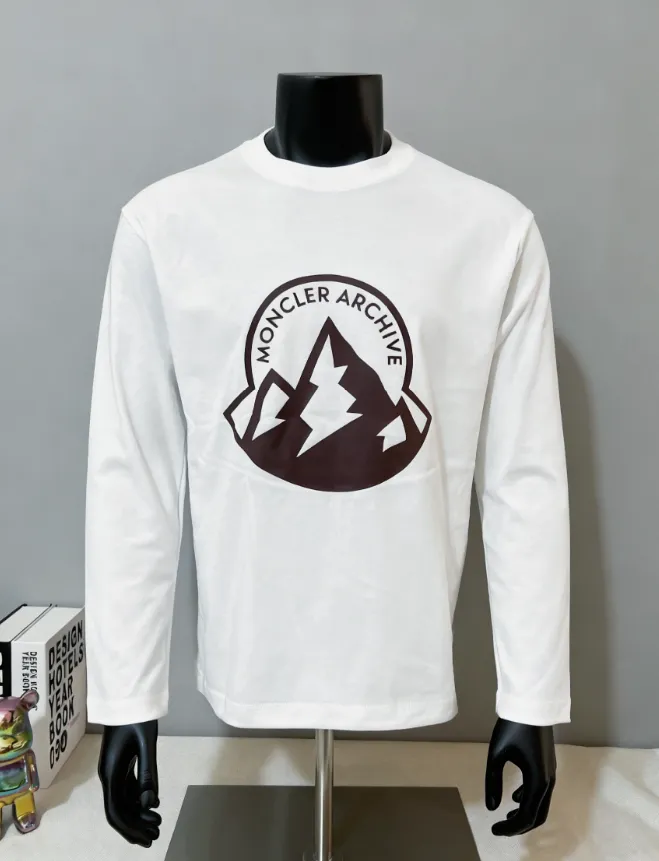 P180 MONCLER new release, 2025fw official synchronized large logo printing long-sleeved T-shirt, the details match the official version, and the logo size is strictly controlled , standard size, details are in sync with the official version; 280g double yarn 100% cotton fabric is selected, imported woven thread, the neckline is boned to prevent deformation, washed at high temperature at the factory, the fabric is soft and breathable, does not shrink and prevent deformation, NCF washed mark identification, details are in place, European size version, loose and suitable, the same color as the official website: black, white, size XS-L (L size can wear 200 pounds)