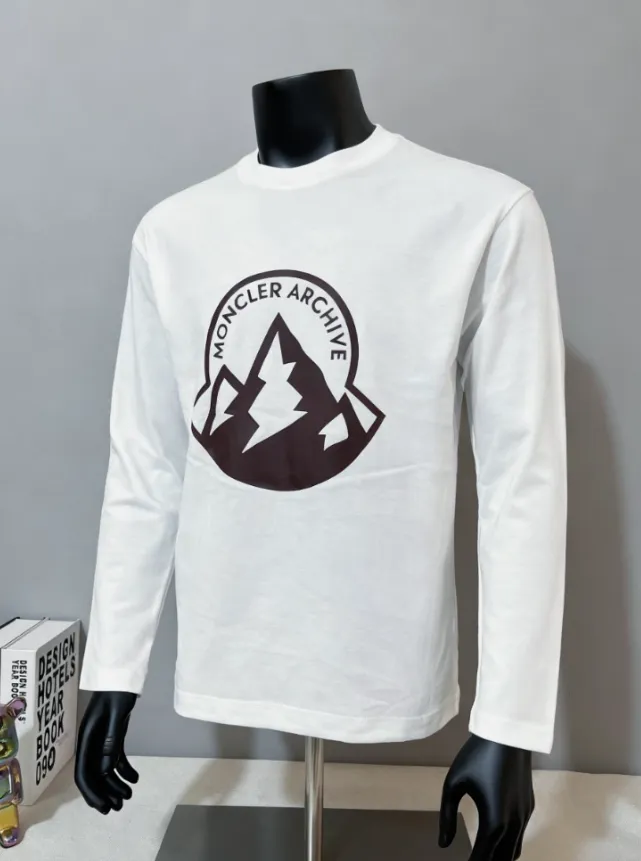 P180 MONCLER new release, 2025fw official synchronized large logo printing long-sleeved T-shirt, the details match the official version, and the logo size is strictly controlled , standard size, details are in sync with the official version; 280g double yarn 100% cotton fabric is selected, imported woven thread, the neckline is boned to prevent deformation, washed at high temperature at the factory, the fabric is soft and breathable, does not shrink and prevent deformation, NCF washed mark identification, details are in place, European size version, loose and suitable, the same color as the official website: black, white, size XS-L (L size can wear 200 pounds)