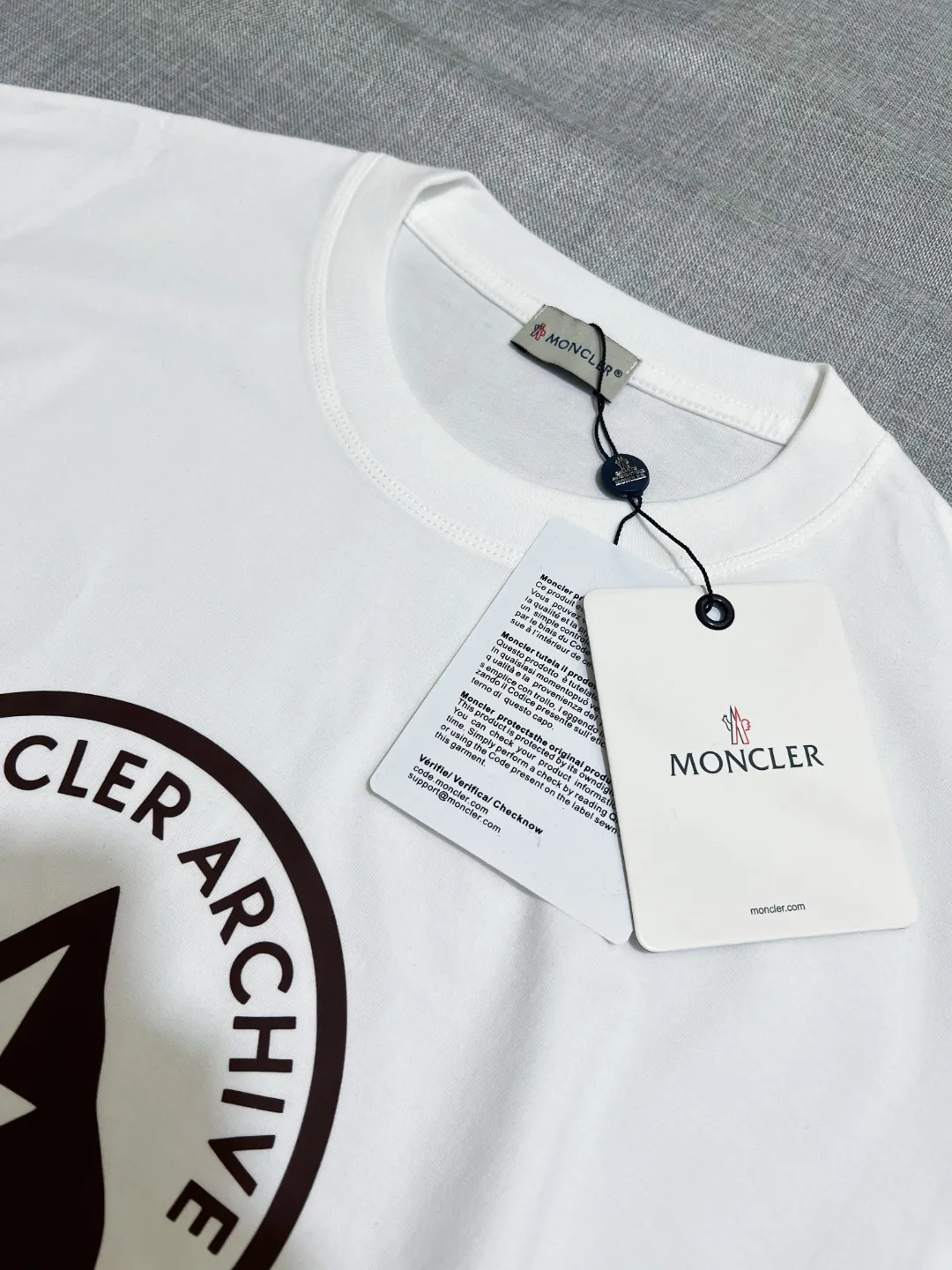 P180 MONCLER new release, 2025fw official synchronized large logo printing long-sleeved T-shirt, the details match the official version, and the logo size is strictly controlled , standard size, details are in sync with the official version; 280g double yarn 100% cotton fabric is selected, imported woven thread, the neckline is boned to prevent deformation, washed at high temperature at the factory, the fabric is soft and breathable, does not shrink and prevent deformation, NCF washed mark identification, details are in place, European size version, loose and suitable, the same color as the official website: black, white, size XS-L (L size can wear 200 pounds)