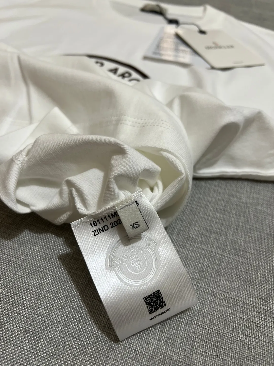 P180 MONCLER new release, 2025fw official synchronized large logo printing long-sleeved T-shirt, the details match the official version, and the logo size is strictly controlled , standard size, details are in sync with the official version; 280g double yarn 100% cotton fabric is selected, imported woven thread, the neckline is boned to prevent deformation, washed at high temperature at the factory, the fabric is soft and breathable, does not shrink and prevent deformation, NCF washed mark identification, details are in place, European size version, loose and suitable, the same color as the official website: black, white, size XS-L (L size can wear 200 pounds)