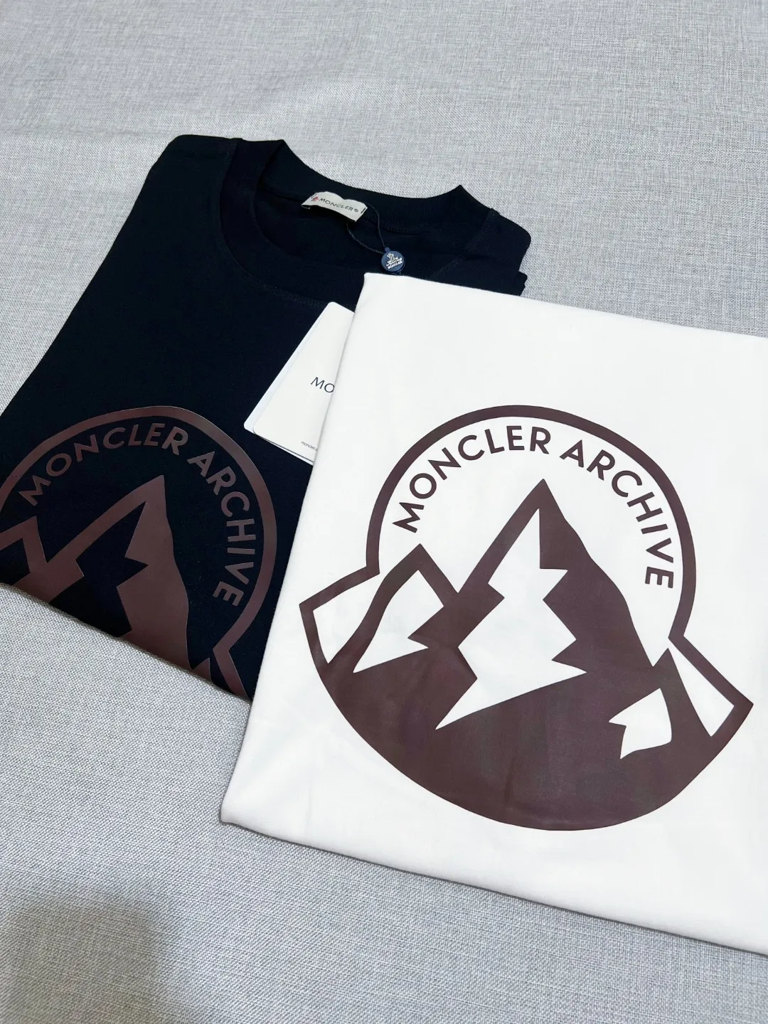P180 MONCLER new release, 2025fw official synchronized large logo printing long-sleeved T-shirt, the details match the official version, and the logo size is strictly controlled , standard size, details are in sync with the official version; 280g double yarn 100% cotton fabric is selected, imported woven thread, the neckline is boned to prevent deformation, washed at high temperature at the factory, the fabric is soft and breathable, does not shrink and prevent deformation, NCF washed mark identification, details are in place, European size version, loose and suitable, the same color as the official website: black, white, size XS-L (L size can wear 200 pounds)