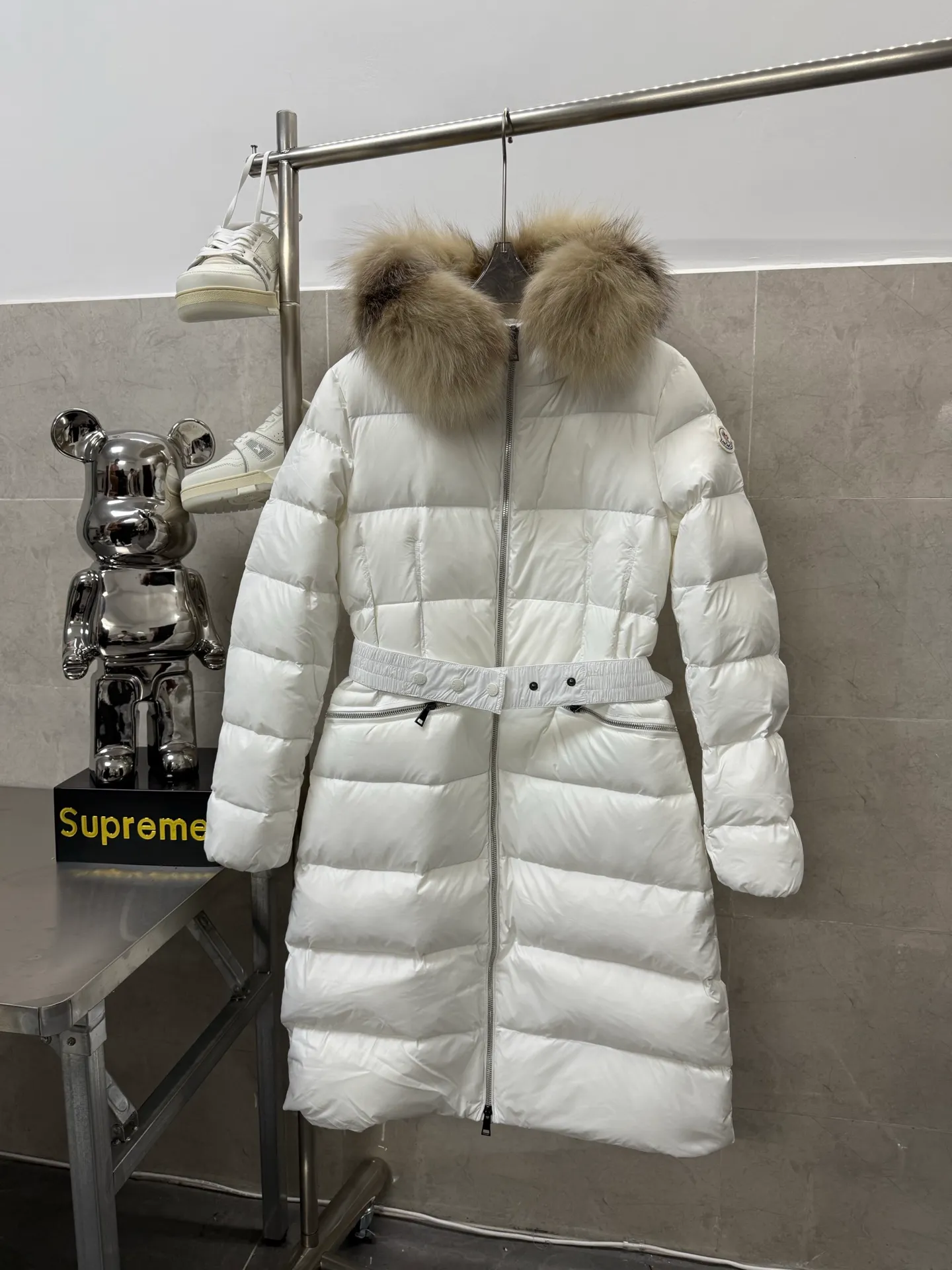 P1100 Moncler mid-length women's down jacket, oversized fox fur collar, elastic waistband at the back, plus color matching movable belt, soft and comfortable fabric, 90 velvet with good fill power, slim fit upper body, light and neat, warm and not bloated. Color: black white Size: 1234