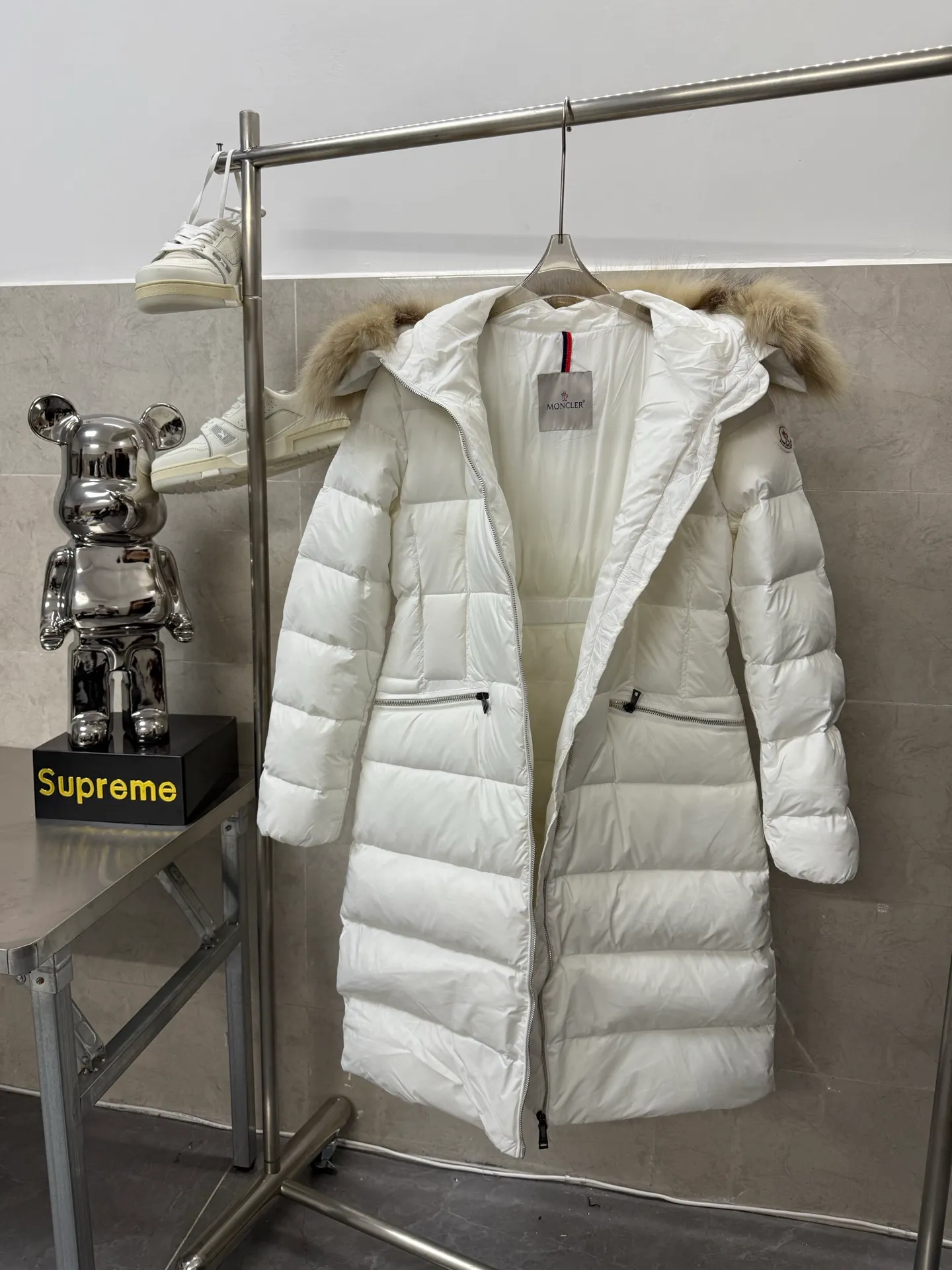 P1100 Moncler mid-length women's down jacket, oversized fox fur collar, elastic waistband at the back, plus color matching movable belt, soft and comfortable fabric, 90 velvet with good fill power, slim fit upper body, light and neat, warm and not bloated. Color: black white Size: 1234
