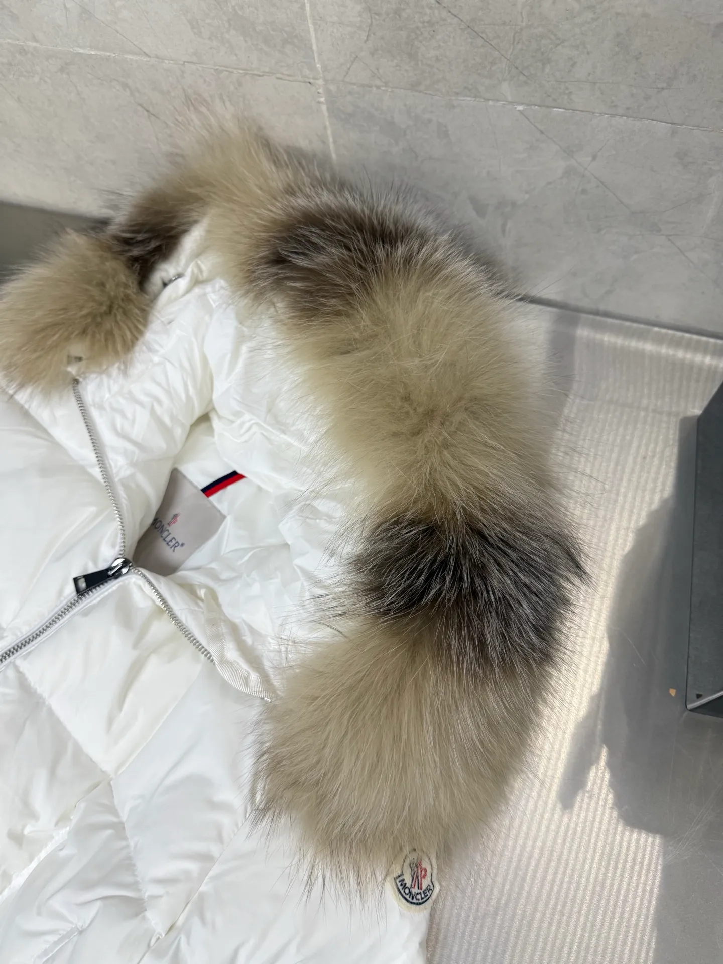 P1100 Moncler mid-length women's down jacket, oversized fox fur collar, elastic waistband at the back, plus color matching movable belt, soft and comfortable fabric, 90 velvet with good fill power, slim fit upper body, light and neat, warm and not bloated. Color: black white Size: 1234