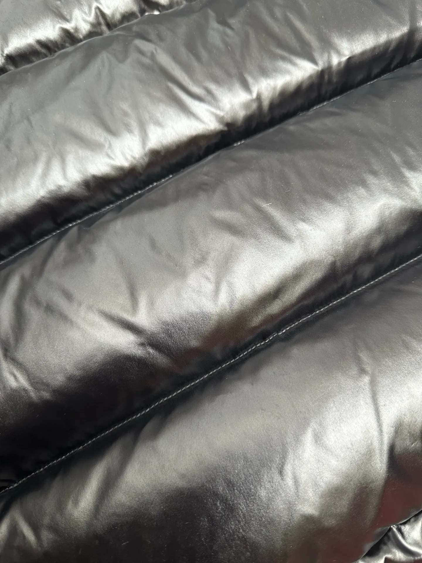 P1040 Premium down ⬆️ Moncler Maya short men's down jacket jacket. Classic Maya (latest purchase counter 2025) The latest classic fabrics are on sale at the counter. ⚠️Maya is a classic series at the counter. Every year there are minor changes. Change the soup without changing the medicine. Not to save development costs, only the latest and best. The Moncler Maya short down jacket is a classic Moncler item, with a highly recognizable style. Made of lacquered nylon and available in many colors, it is a fashionable item for casual commuting and a popular product.  The Moncler Maya men's down jacket in shiny patent nylon with signature rectangular quilting is the epitome of Moncler style. A classic cropped design that transcends seasons and styles, it features a statement silhouette, removable hood and adjustable hem. The cuffs are embellished with classic patch pockets, showcasing the brand's signature style. Details •Made from patented nylon •Painted nylon lining •Down-filled, rectangular quilting •Detachable hood with snap fastening and drawstring adjustment •Two-way zip fly •Exterior and internal zippered pockets •Adjustable elastic cuffs with press-stud •Drawstring at hood •Flap patch pockets at sleeves •Moncler felt logo on sleeves Exclusive quality, hanging at home, five-layer anti-counterfeiting verification, NFC armband chip identification ➕NFC label washing chip identification ➕Elevator scan code verification ➕Washing label scan code verification ➕tag electronic anti-counterfeiting verification❗️❗️❗️ Color: Black Size: 1-6. Couple style