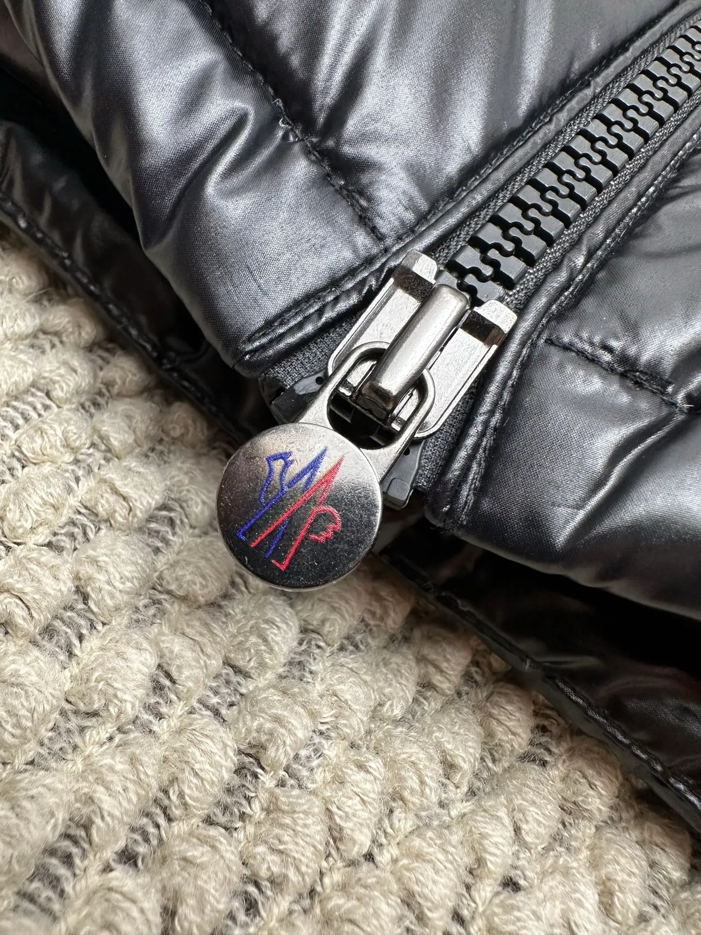 P1040 Premium down ⬆️ Moncler Maya short men's down jacket jacket. Classic Maya (latest purchase counter 2025) The latest classic fabrics are on sale at the counter. ⚠️Maya is a classic series at the counter. Every year there are minor changes. Change the soup without changing the medicine. Not to save development costs, only the latest and best. The Moncler Maya short down jacket is a classic Moncler item, with a highly recognizable style. Made of lacquered nylon and available in many colors, it is a fashionable item for casual commuting and a popular product.  The Moncler Maya men's down jacket in shiny patent nylon with signature rectangular quilting is the epitome of Moncler style. A classic cropped design that transcends seasons and styles, it features a statement silhouette, removable hood and adjustable hem. The cuffs are embellished with classic patch pockets, showcasing the brand's signature style. Details •Made from patented nylon •Painted nylon lining •Down-filled, rectangular quilting •Detachable hood with snap fastening and drawstring adjustment •Two-way zip fly •Exterior and internal zippered pockets •Adjustable elastic cuffs with press-stud •Drawstring at hood •Flap patch pockets at sleeves •Moncler felt logo on sleeves Exclusive quality, hanging at home, five-layer anti-counterfeiting verification, NFC armband chip identification ➕NFC label washing chip identification ➕Elevator scan code verification ➕Washing label scan code verification ➕tag electronic anti-counterfeiting verification❗️❗️❗️ Color: Black Size: 1-6. Couple style