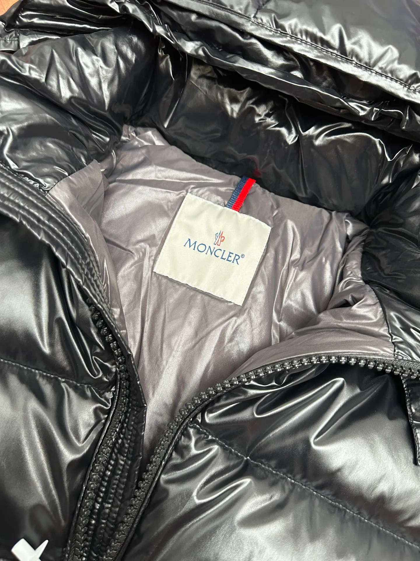 P1040 Premium down ⬆️ Moncler Maya short men's down jacket jacket. Classic Maya (latest purchase counter 2025) The latest classic fabrics are on sale at the counter. ⚠️Maya is a classic series at the counter. Every year there are minor changes. Change the soup without changing the medicine. Not to save development costs, only the latest and best. The Moncler Maya short down jacket is a classic Moncler item, with a highly recognizable style. Made of lacquered nylon and available in many colors, it is a fashionable item for casual commuting and a popular product.  The Moncler Maya men's down jacket in shiny patent nylon with signature rectangular quilting is the epitome of Moncler style. A classic cropped design that transcends seasons and styles, it features a statement silhouette, removable hood and adjustable hem. The cuffs are embellished with classic patch pockets, showcasing the brand's signature style. Details •Made from patented nylon •Painted nylon lining •Down-filled, rectangular quilting •Detachable hood with snap fastening and drawstring adjustment •Two-way zip fly •Exterior and internal zippered pockets •Adjustable elastic cuffs with press-stud •Drawstring at hood •Flap patch pockets at sleeves •Moncler felt logo on sleeves Exclusive quality, hanging at home, five-layer anti-counterfeiting verification, NFC armband chip identification ➕NFC label washing chip identification ➕Elevator scan code verification ➕Washing label scan code verification ➕tag electronic anti-counterfeiting verification❗️❗️❗️ Color: Black Size: 1-6. Couple style