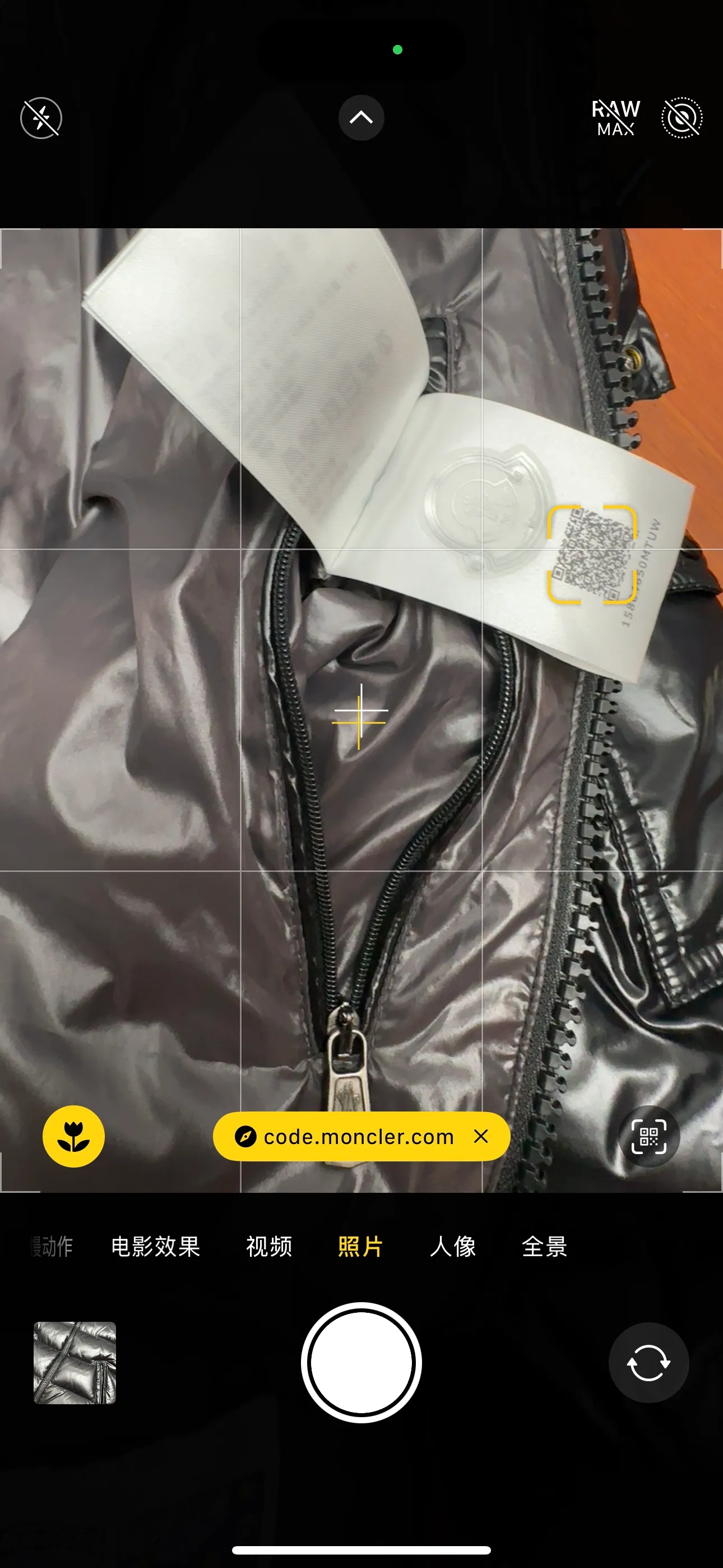 P1040 Premium down ⬆️ Moncler Maya short men's down jacket jacket. Classic Maya (latest purchase counter 2025) The latest classic fabrics are on sale at the counter. ⚠️Maya is a classic series at the counter. Every year there are minor changes. Change the soup without changing the medicine. Not to save development costs, only the latest and best. The Moncler Maya short down jacket is a classic Moncler item, with a highly recognizable style. Made of lacquered nylon and available in many colors, it is a fashionable item for casual commuting and a popular product.  The Moncler Maya men's down jacket in shiny patent nylon with signature rectangular quilting is the epitome of Moncler style. A classic cropped design that transcends seasons and styles, it features a statement silhouette, removable hood and adjustable hem. The cuffs are embellished with classic patch pockets, showcasing the brand's signature style. Details •Made from patented nylon •Painted nylon lining •Down-filled, rectangular quilting •Detachable hood with snap fastening and drawstring adjustment •Two-way zip fly •Exterior and internal zippered pockets •Adjustable elastic cuffs with press-stud •Drawstring at hood •Flap patch pockets at sleeves •Moncler felt logo on sleeves Exclusive quality, hanging at home, five-layer anti-counterfeiting verification, NFC armband chip identification ➕NFC label washing chip identification ➕Elevator scan code verification ➕Washing label scan code verification ➕tag electronic anti-counterfeiting verification❗️❗️❗️ Color: Black Size: 1-6. Couple style