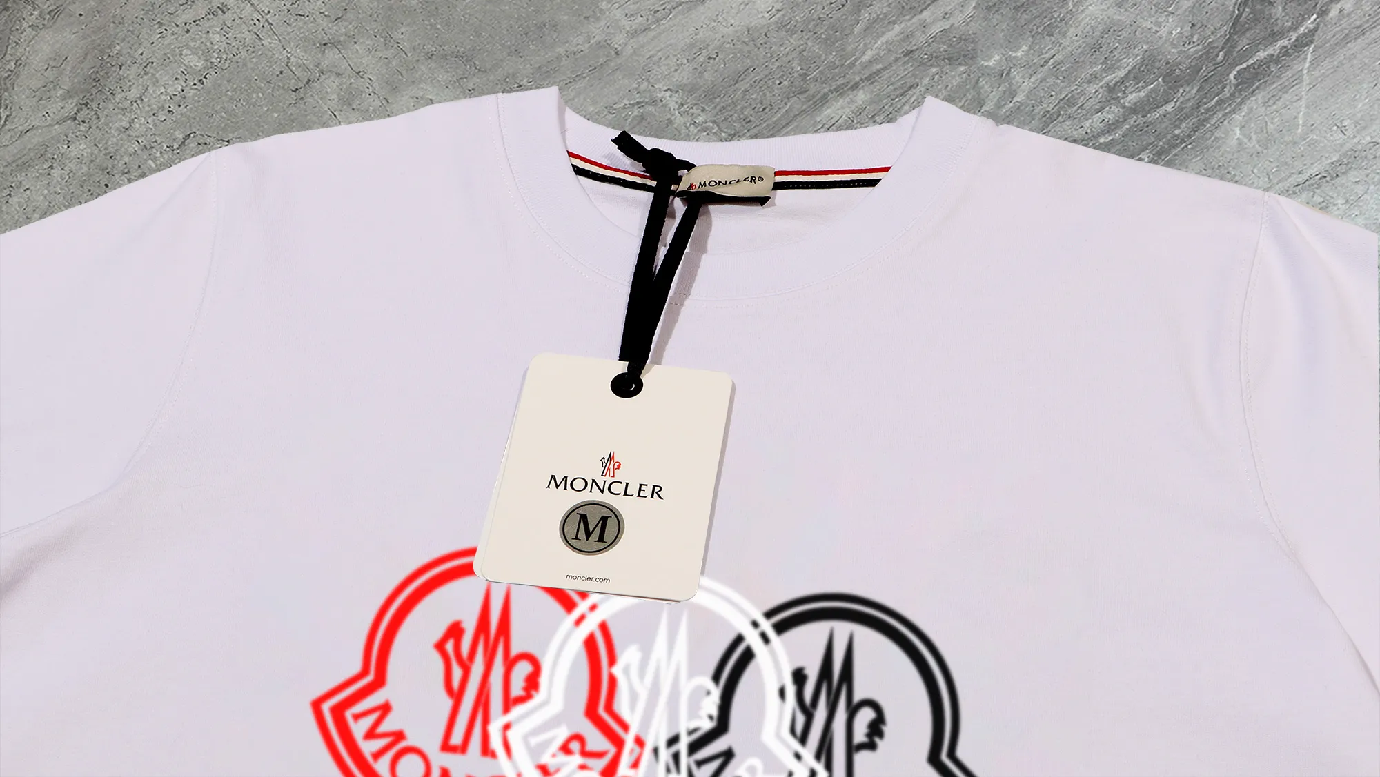 P210 High-version sweatshirt) [Long-term stock] 〖𝐌𝐎𝐍𝐂𝐋𝐄𝐑~Mask〗 Made of 440g heavy-weight fabric. It is different from the market currency. It can be matched with any variety and is properly handsome. 😎The whole dress is made of double waistcoats. The double waistcoats make the whole dress more three-dimensional. Not ordinary factories can do such fine work. 2025 Spring runway version of the T stage, on sale at the counter, round neck terry sweatshirt, high-end double-strand pure cotton, custom-made stretch ribs, dyed in the same vat, complete with three standards, matched with exquisite embroidered LOGO on the chest, simple and advanced, same style for men and women. Color: black, apricot, white, size: S M L XL 2XL
