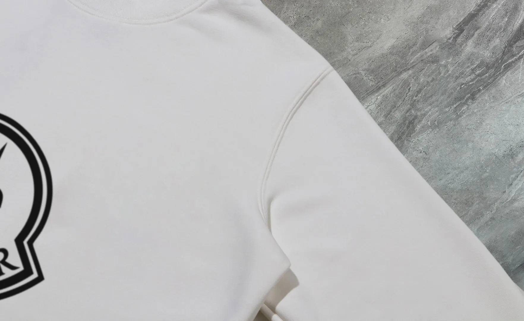 P210 High-version sweatshirt) [Long-term stock] 〖𝐌𝐎𝐍𝐂𝐋𝐄𝐑~Mask〗 Made of 440g heavy-weight fabric. It is different from the market currency. It can be matched with any variety and is properly handsome. 😎The whole dress is made of double waistcoats. The double waistcoats make the whole dress more three-dimensional. Not ordinary factories can do such fine work. 2025 Spring runway version of the T stage, on sale at the counter, round neck terry sweatshirt, high-end double-strand pure cotton, custom-made stretch ribs, dyed in the same vat, complete with three standards, matched with exquisite embroidered LOGO on the chest, simple and advanced, same style for men and women. Color: black, apricot, white, size: S M L XL 2XL
