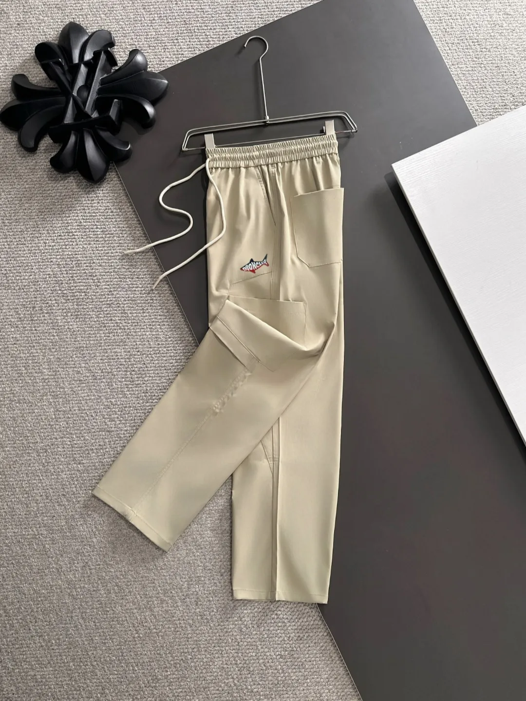 Next day shipment P360 MONCLER/Mongoose Exclusive first release of 25ss autumn and winter new high-quality trousers Compare real-life details at will A perfect choice for autumn and winter, a must-have item. Sizes: M to 3XL (please state your height and weight when placing an order)