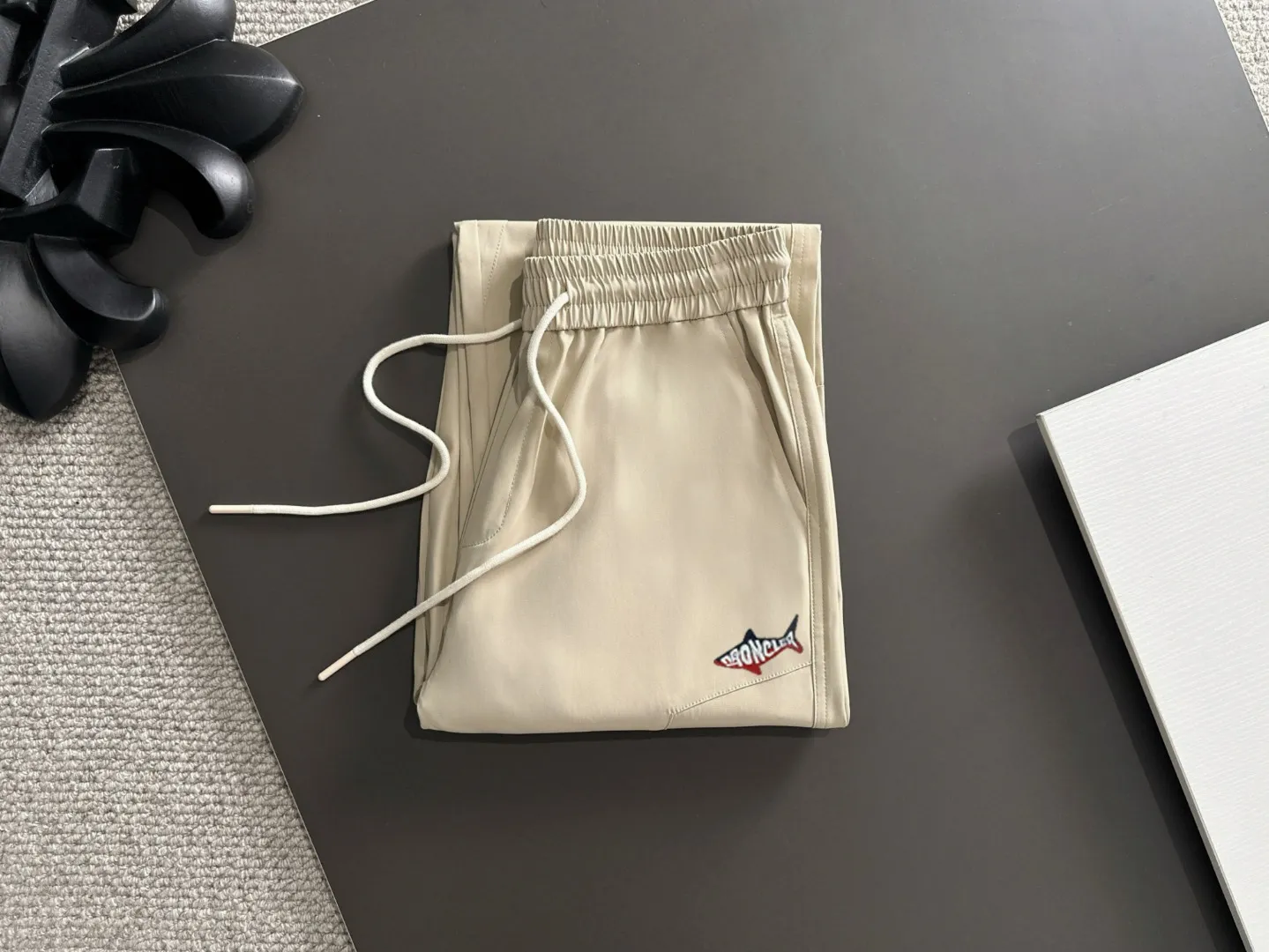 Next day shipment P360 MONCLER/Mongoose Exclusive first release of 25ss autumn and winter new high-quality trousers Compare real-life details at will A perfect choice for autumn and winter, a must-have item. Sizes: M to 3XL (please state your height and weight when placing an order)