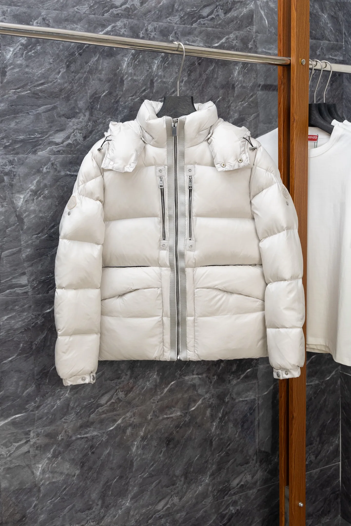 P1040 Model No. J0178 MONCLER 1017 ALYX 9SM hooded down jacket. Uses 340 grams of down filling. Clear threading. Uses 10,000-needle embroidery. Original order customization 1:1 with smooth and delicate lines. Better hand feel. Not easy to deform, not easy to shrink, not easy to fade. Maintains long-lasting beauty. Color Black White Size S-XL