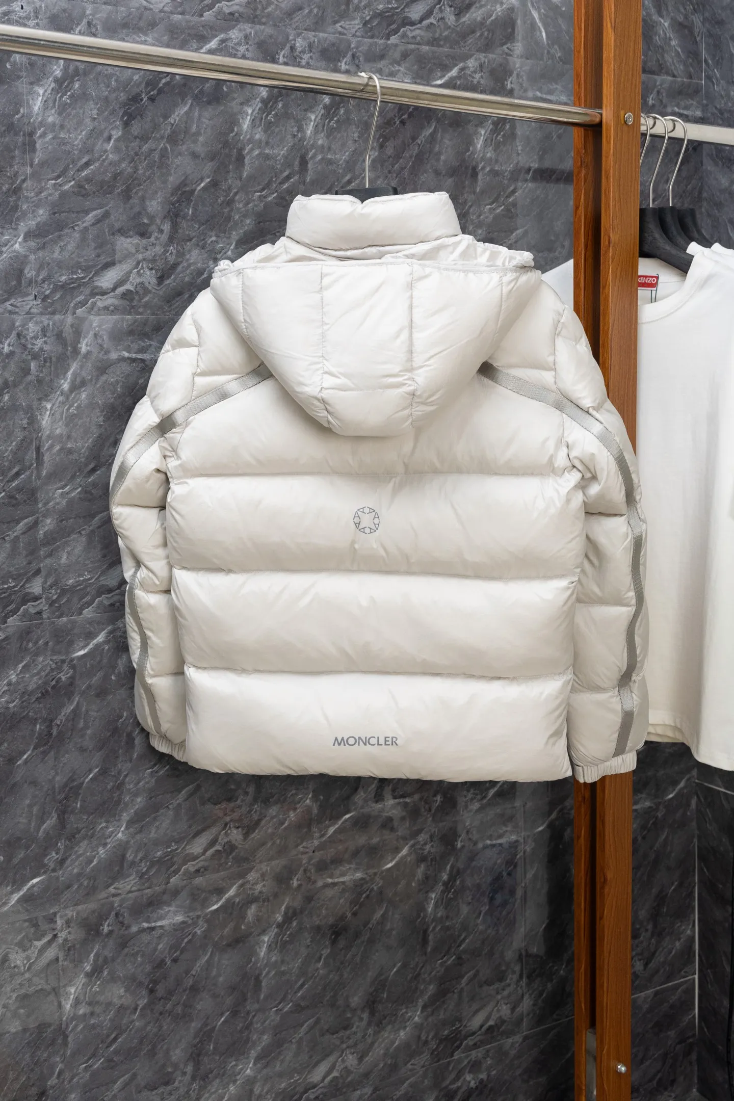 P1040 Model No. J0178 MONCLER 1017 ALYX 9SM hooded down jacket. Uses 340 grams of down filling. Clear threading. Uses 10,000-needle embroidery. Original order customization 1:1 with smooth and delicate lines. Better hand feel. Not easy to deform, not easy to shrink, not easy to fade. Maintains long-lasting beauty. Color Black White Size S-XL