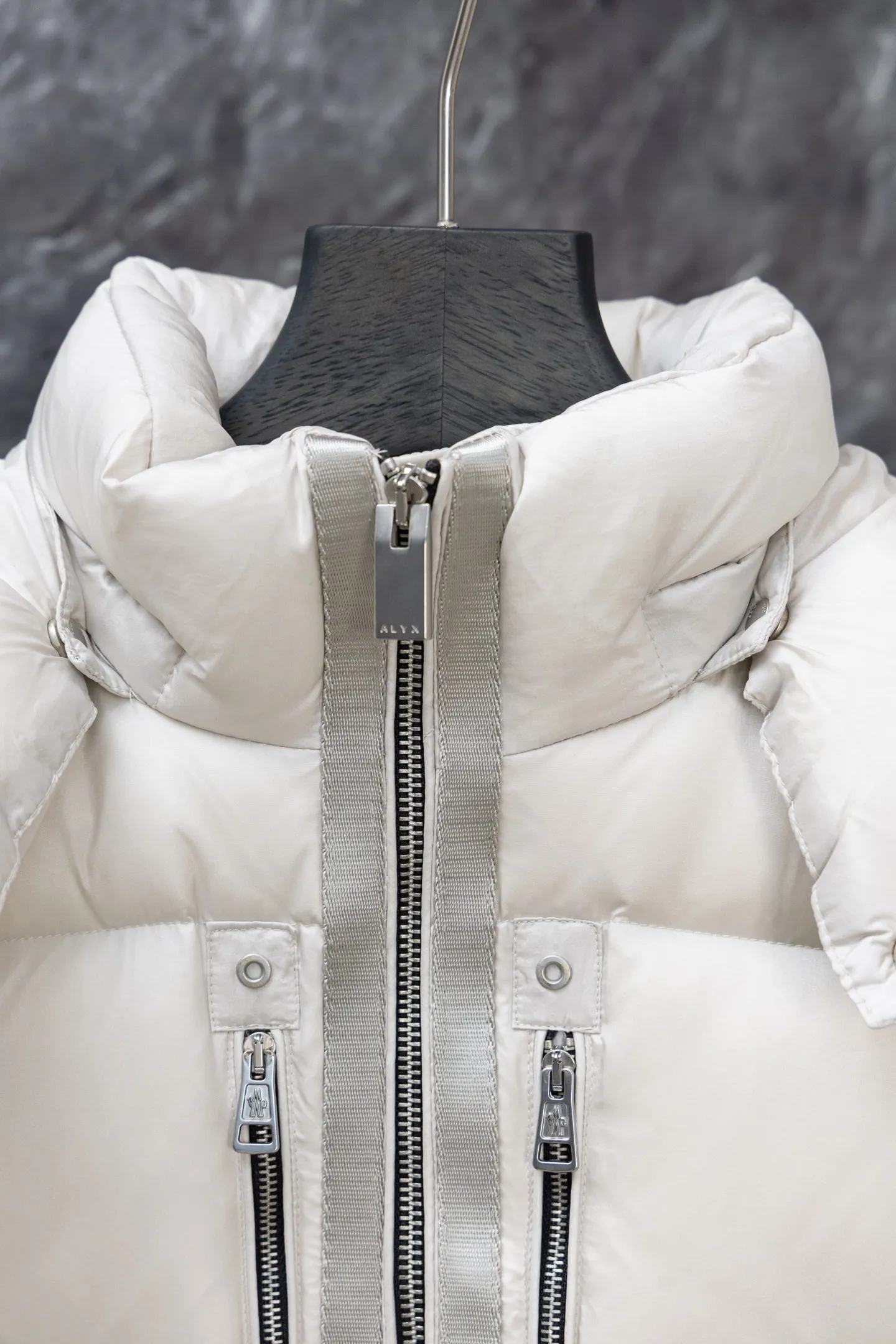 P1040 Model No. J0178 MONCLER 1017 ALYX 9SM hooded down jacket. Uses 340 grams of down filling. Clear threading. Uses 10,000-needle embroidery. Original order customization 1:1 with smooth and delicate lines. Better hand feel. Not easy to deform, not easy to shrink, not easy to fade. Maintains long-lasting beauty. Color Black White Size S-XL